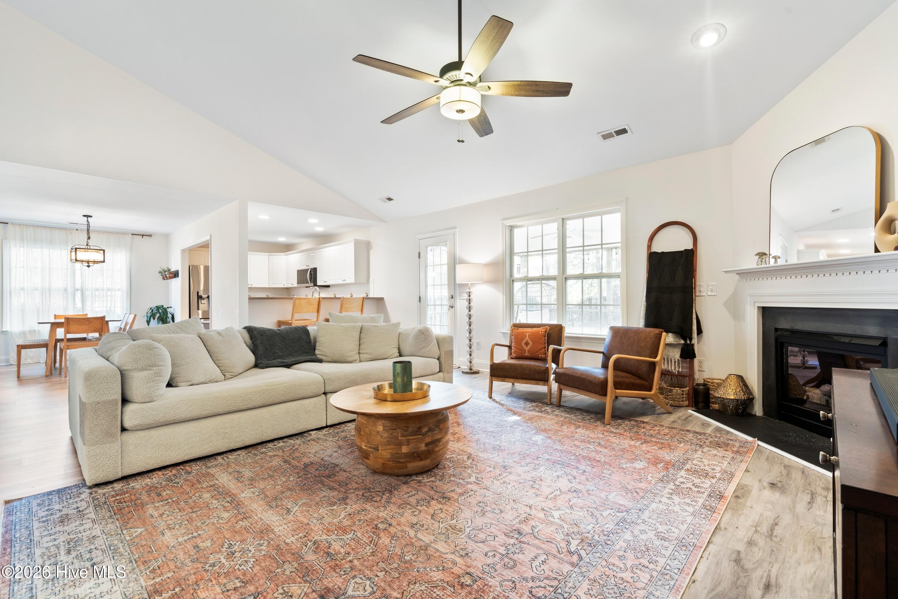 100549655 | Photo 12