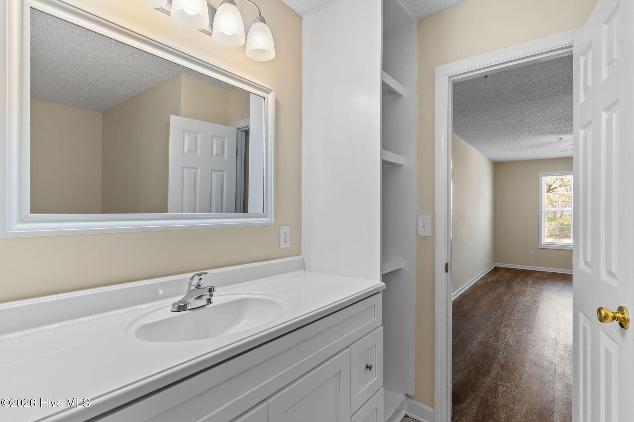 100560548 | Photo 11