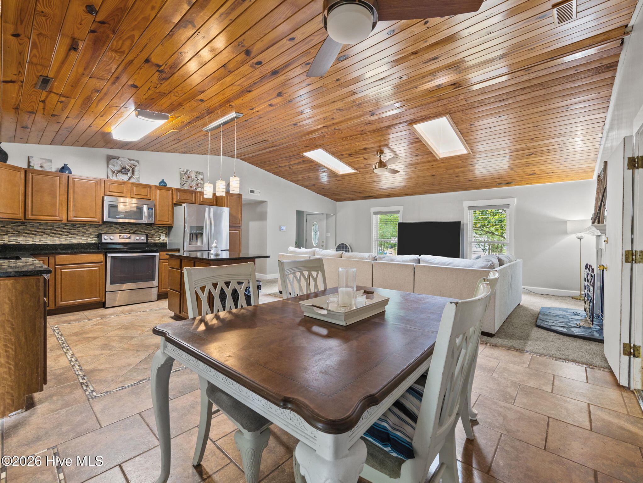 100570195 | Photo 16