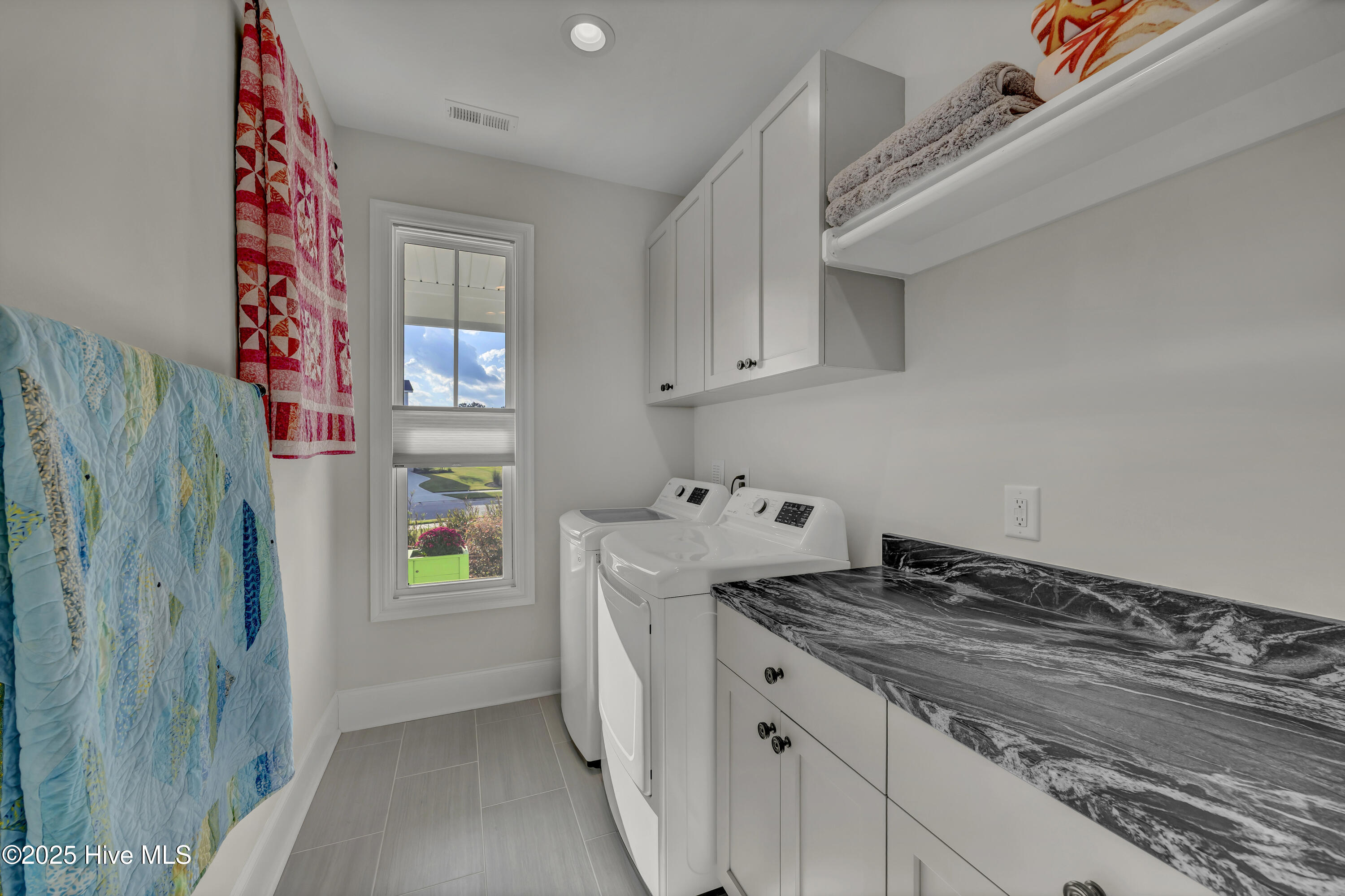 100557399 | Photo 41