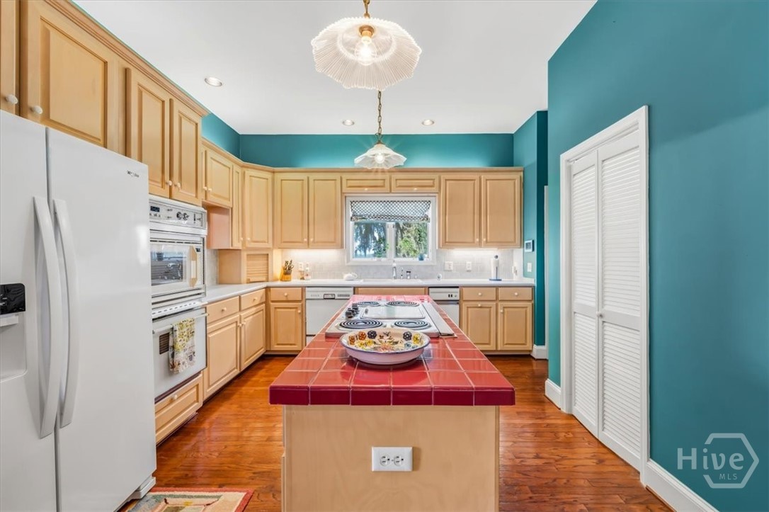 Kitchen well designed for easy???????????????????????????????????????? workflow