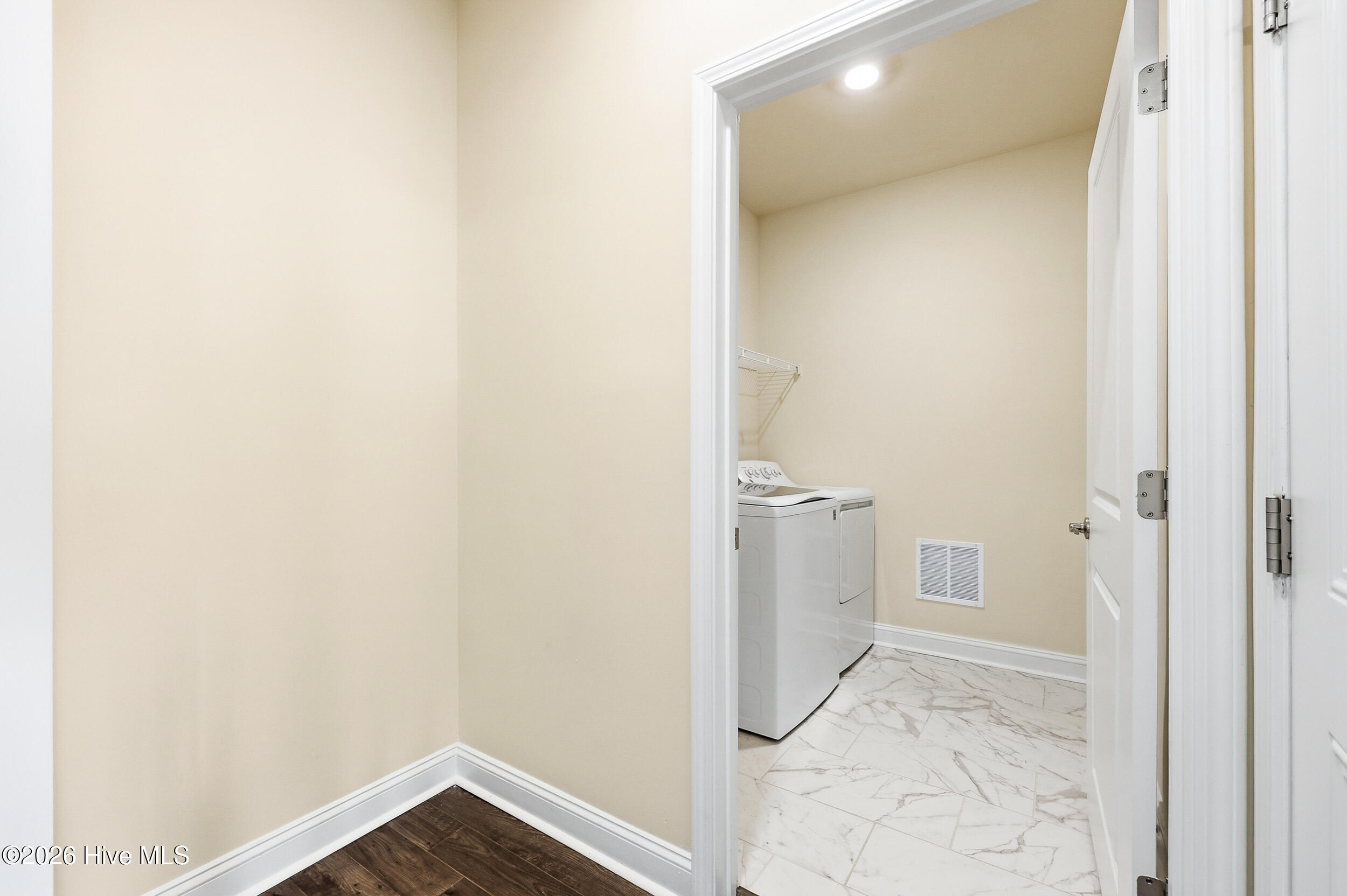 100558001 | Photo 15