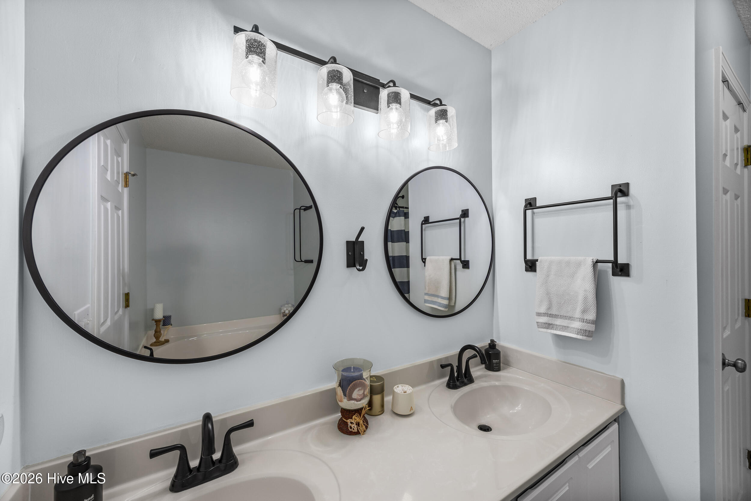 100562673 | Photo 25