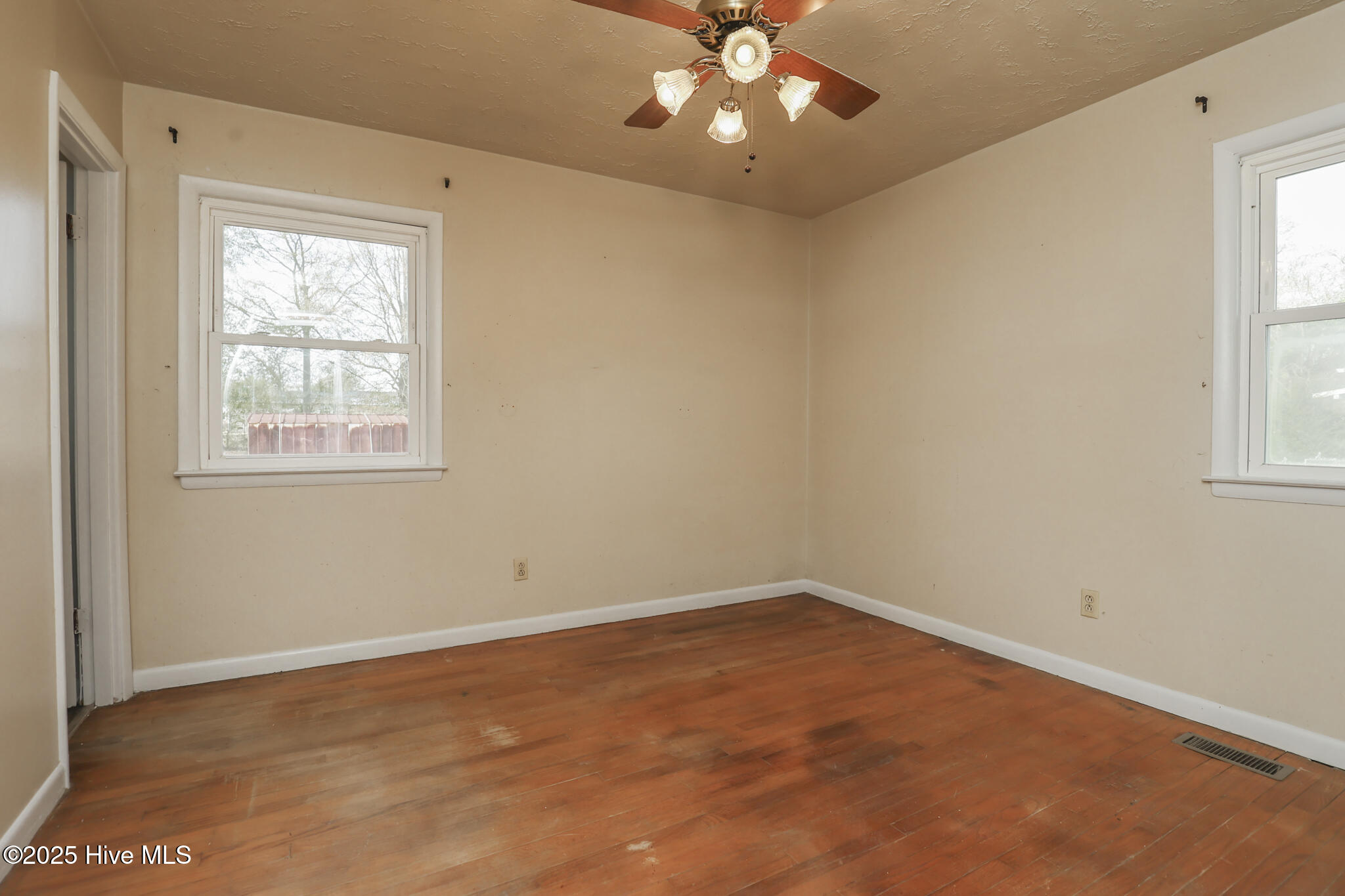 100553205 | Photo 28