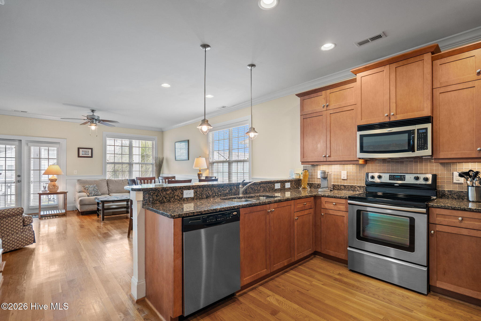 100561147 | Photo 14