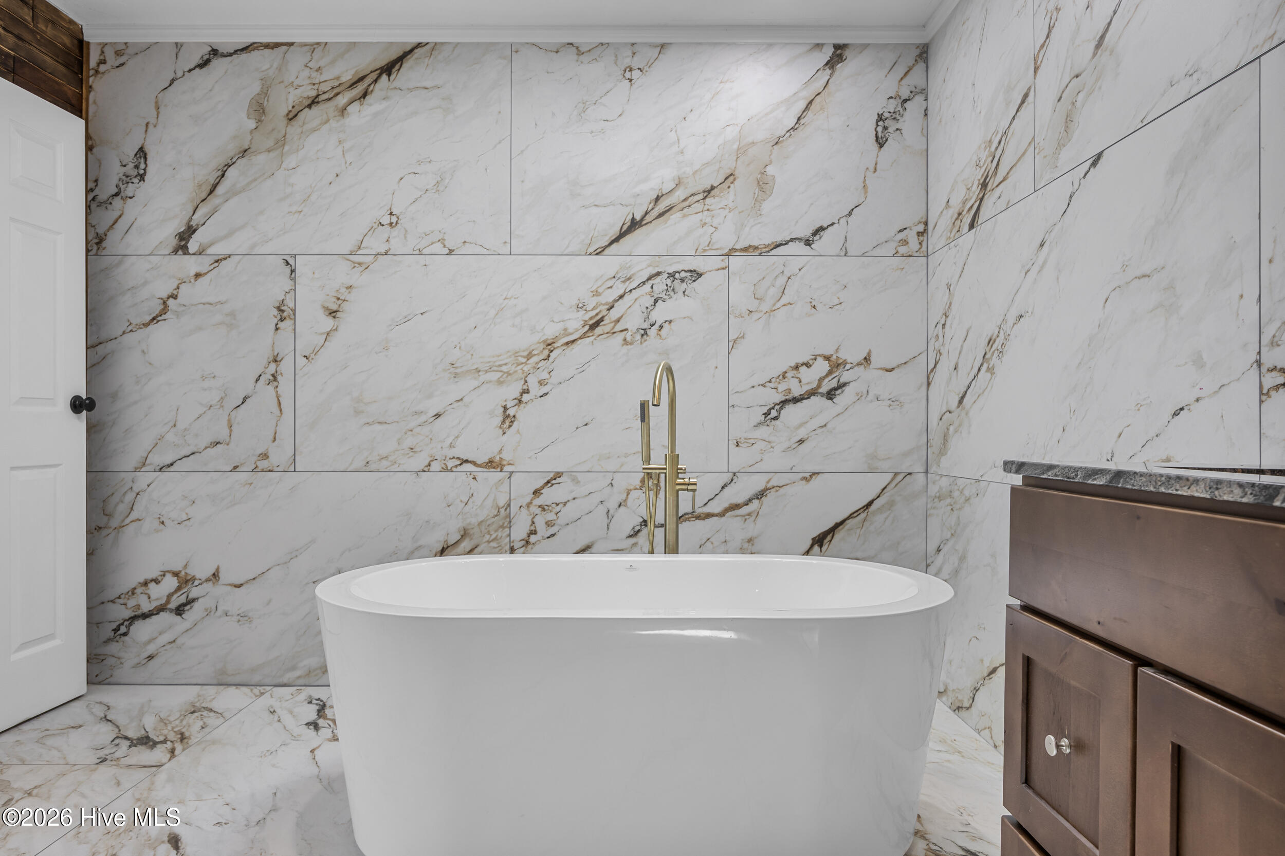 100568945 | Photo 39