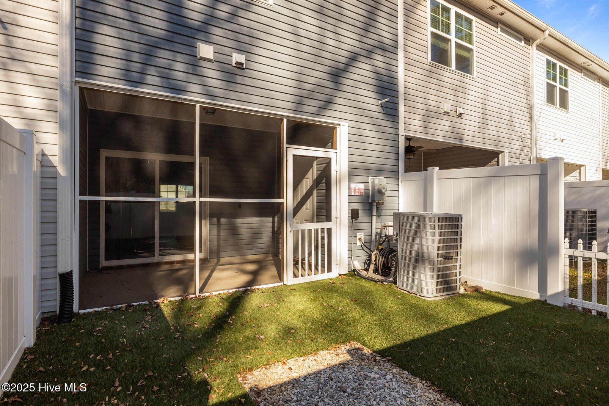 100563898 | Photo 15