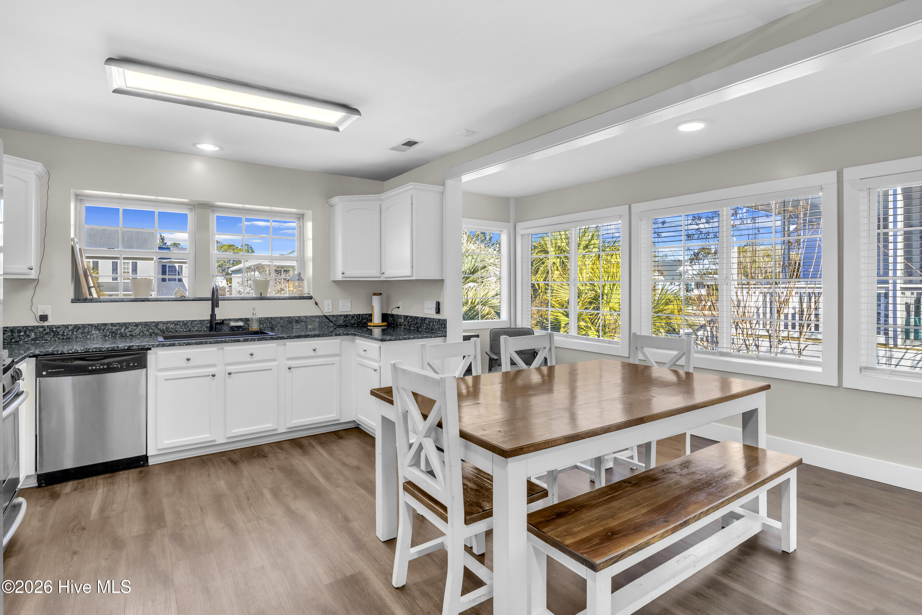 100561178 | Photo 38