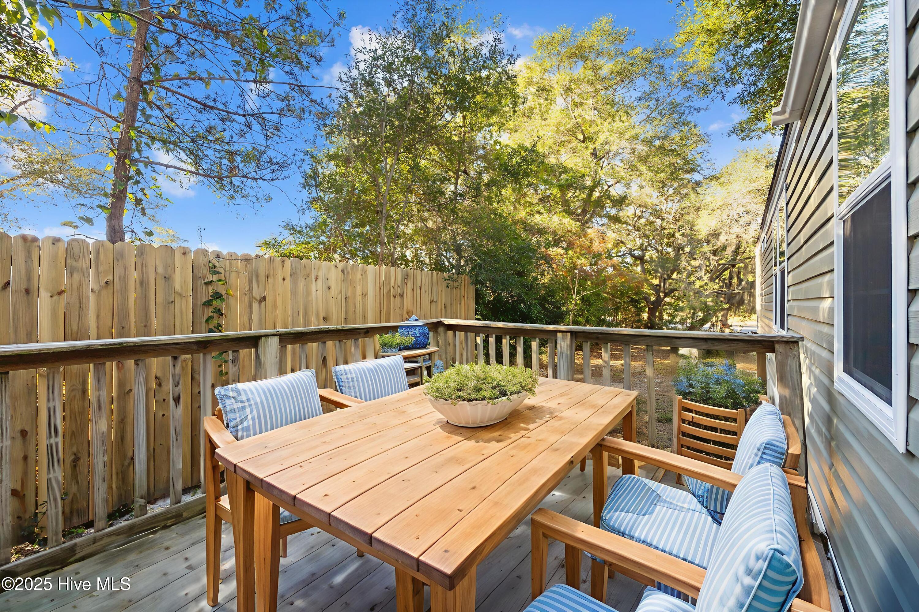 100541856 | Photo 30