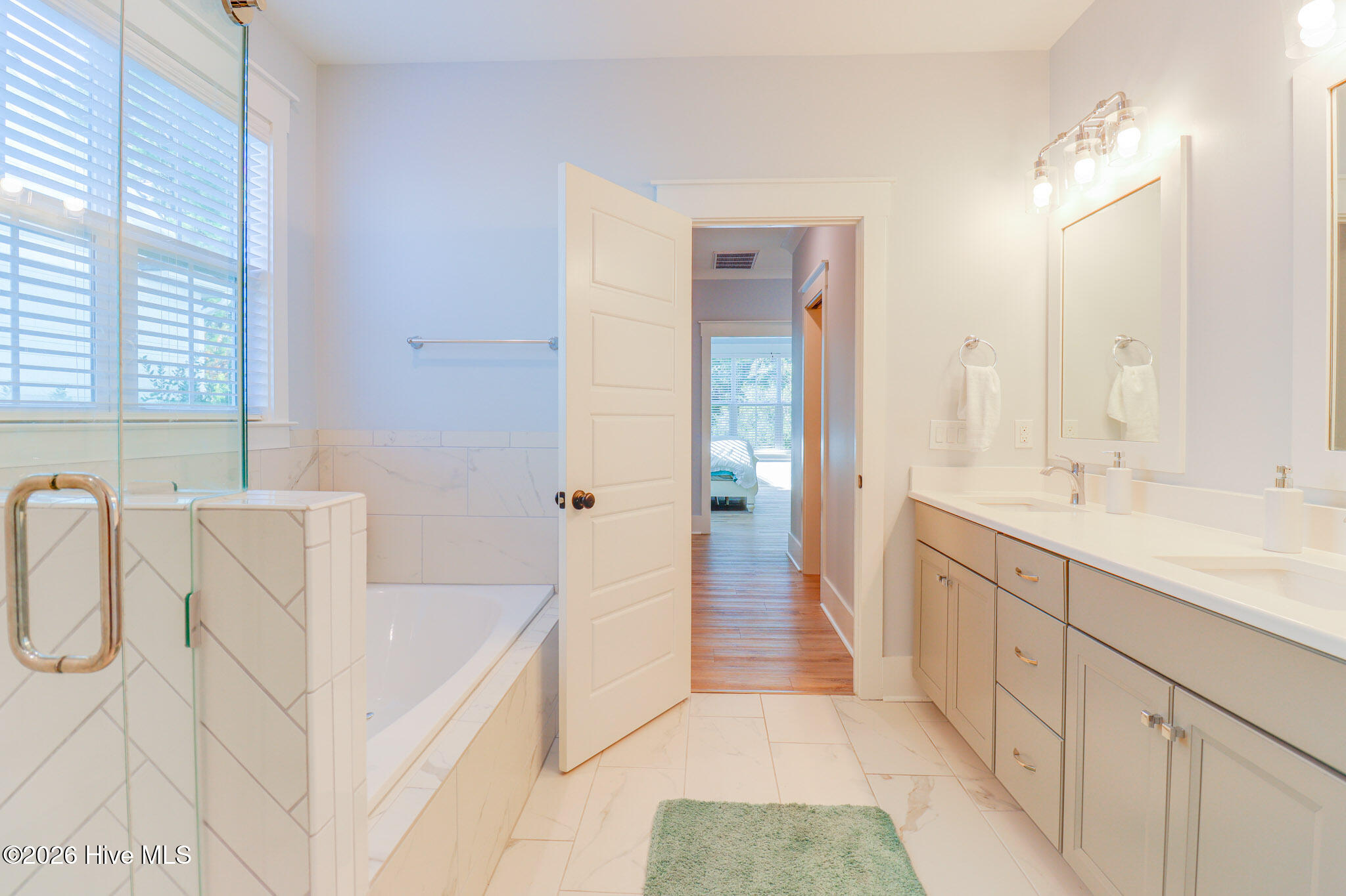 100540387 | Photo 26