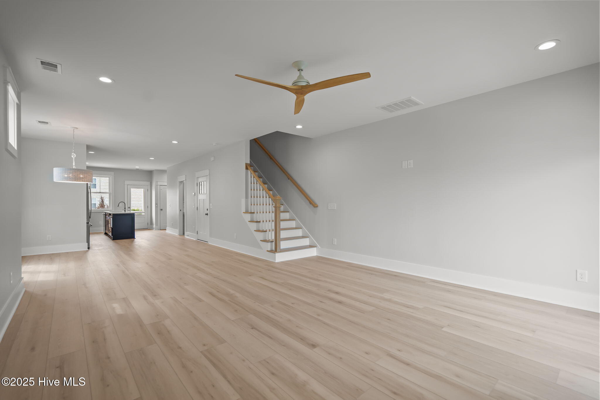 100537880 | Photo 27