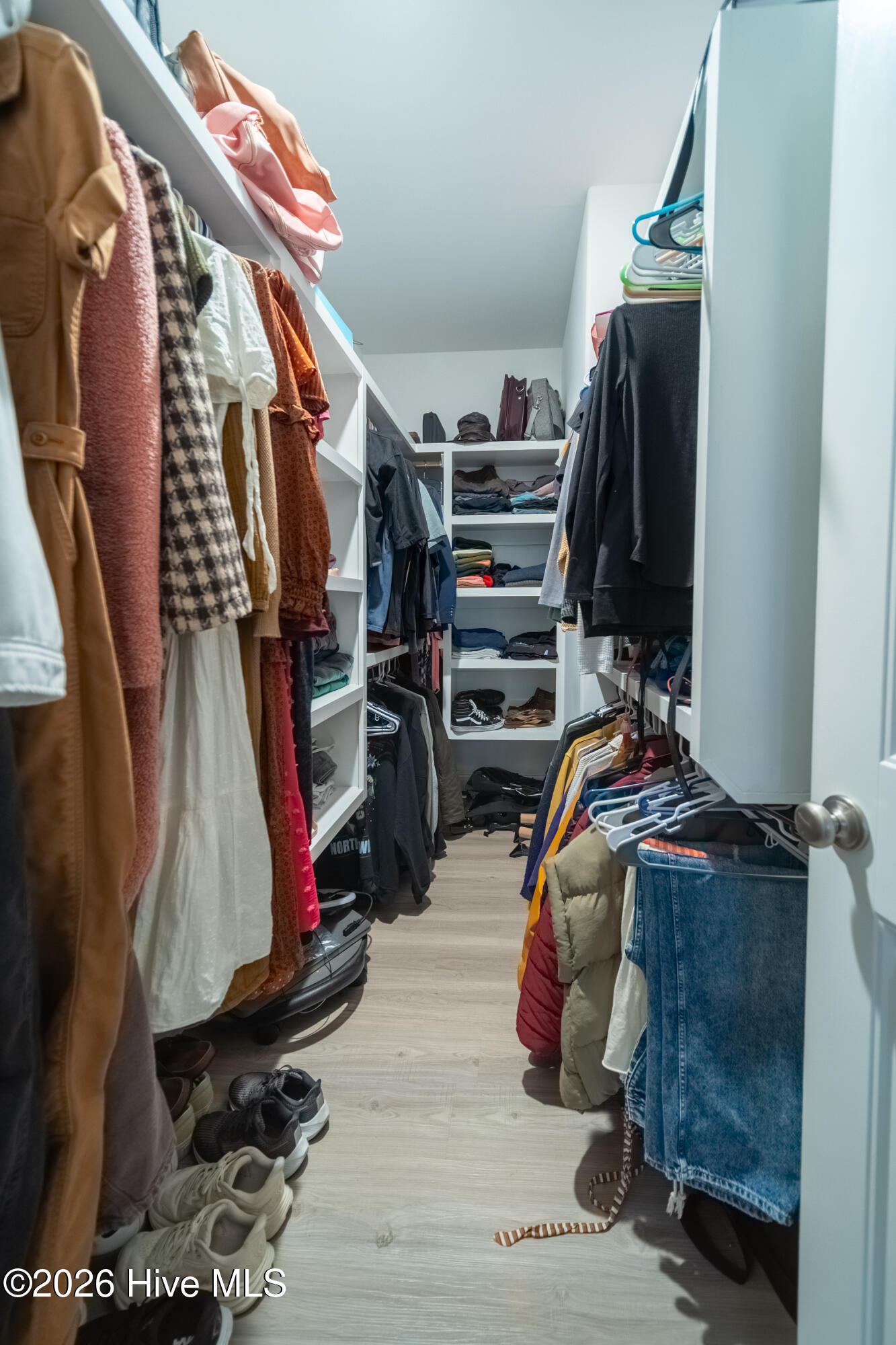 100549108 | Photo 30