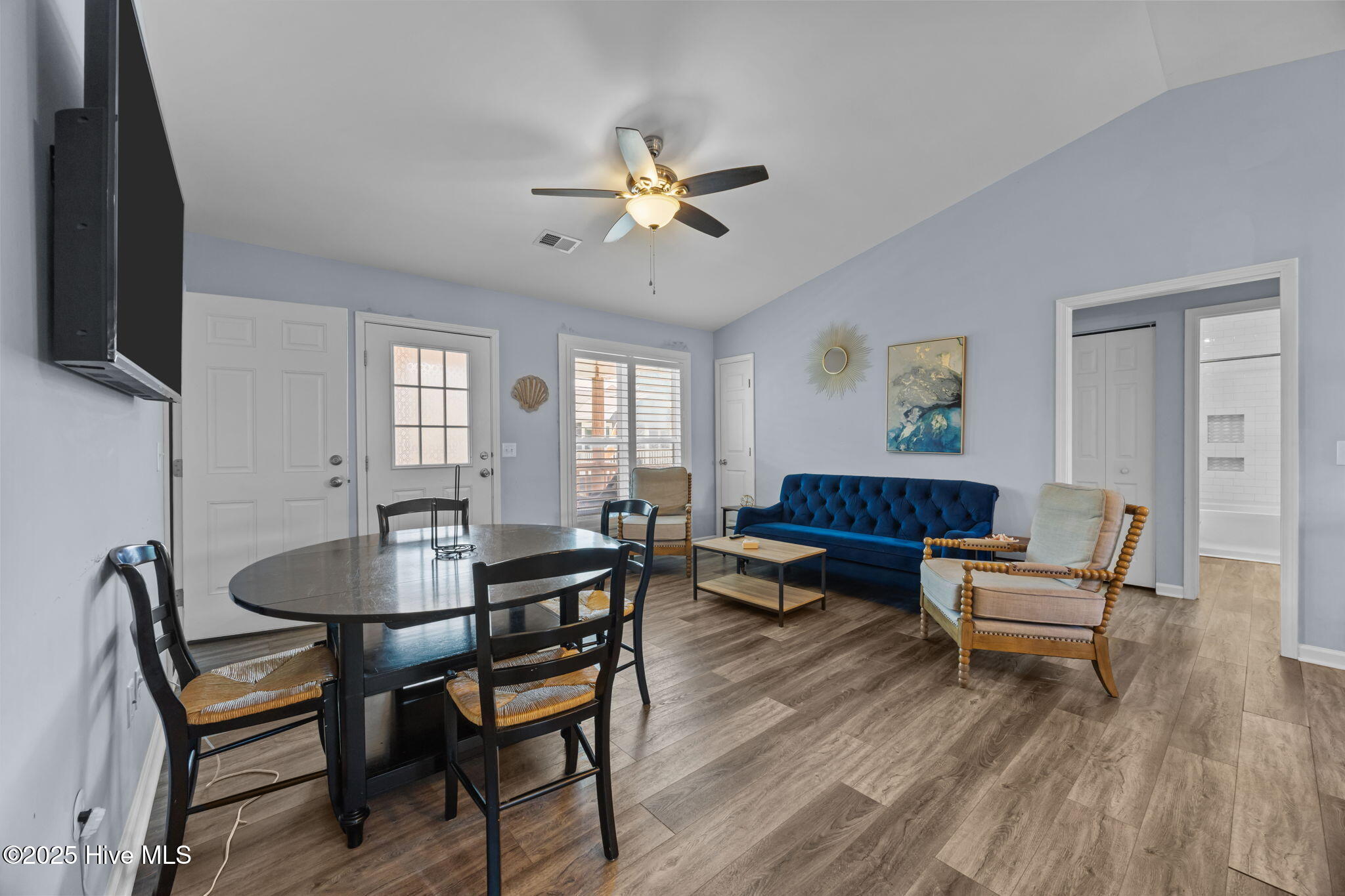 100528402 | Photo 16