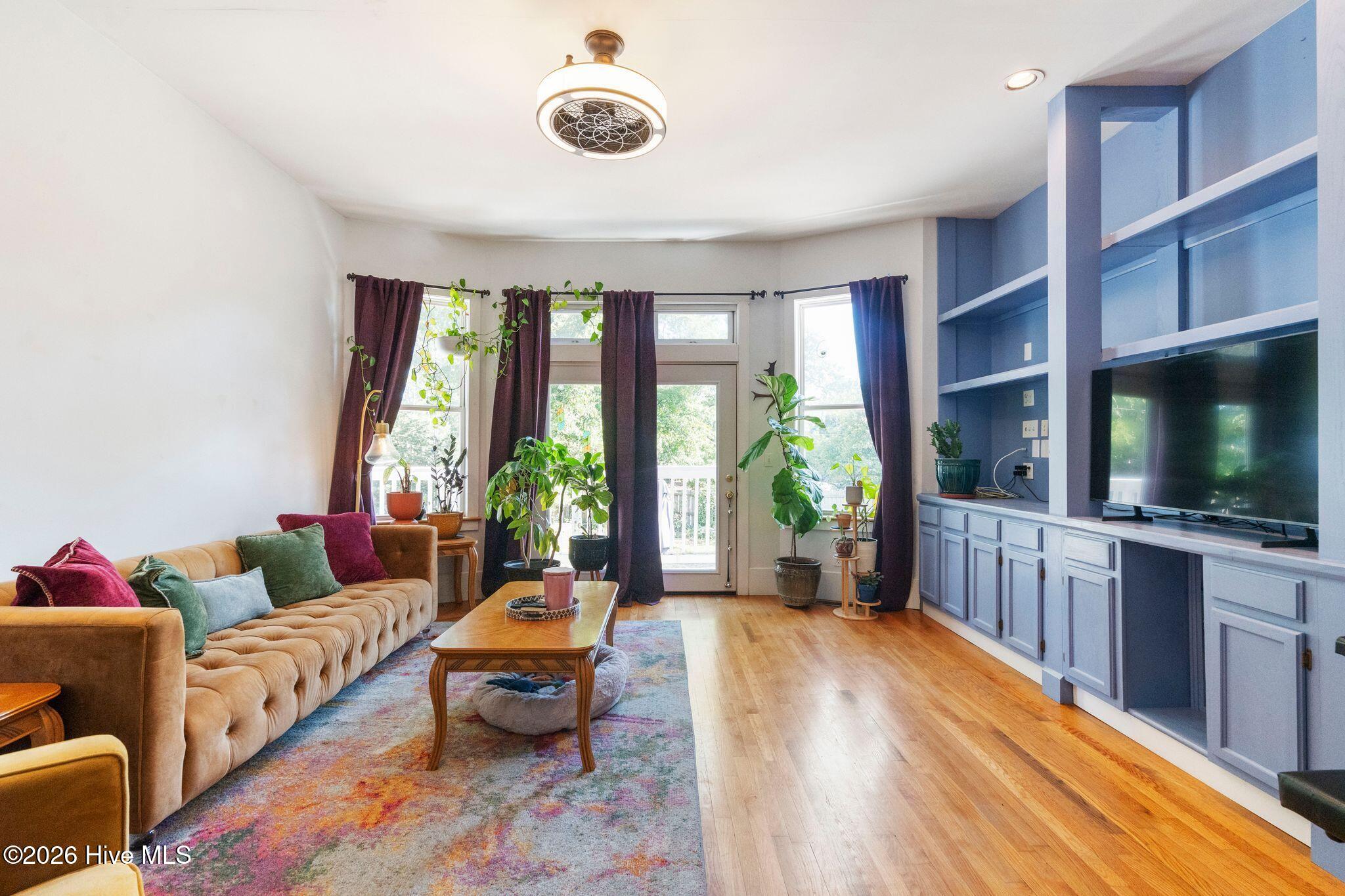 100570327 | Photo 38