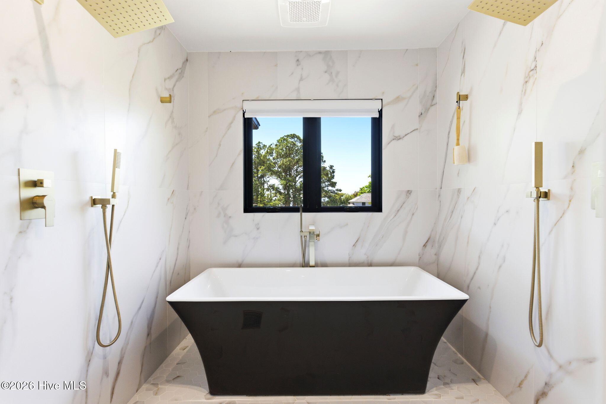 100568012 | Photo 53