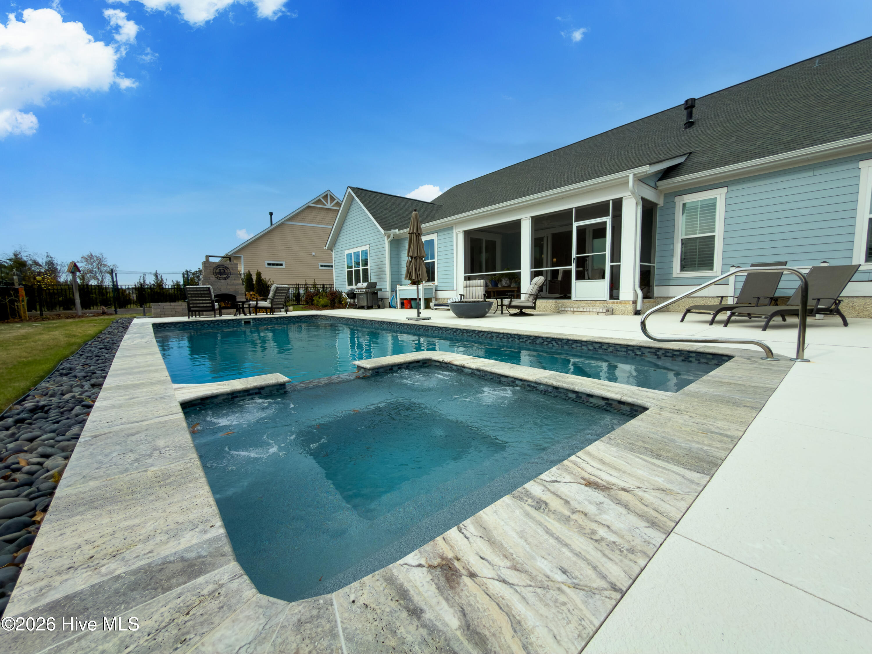 100562941 | Photo 64