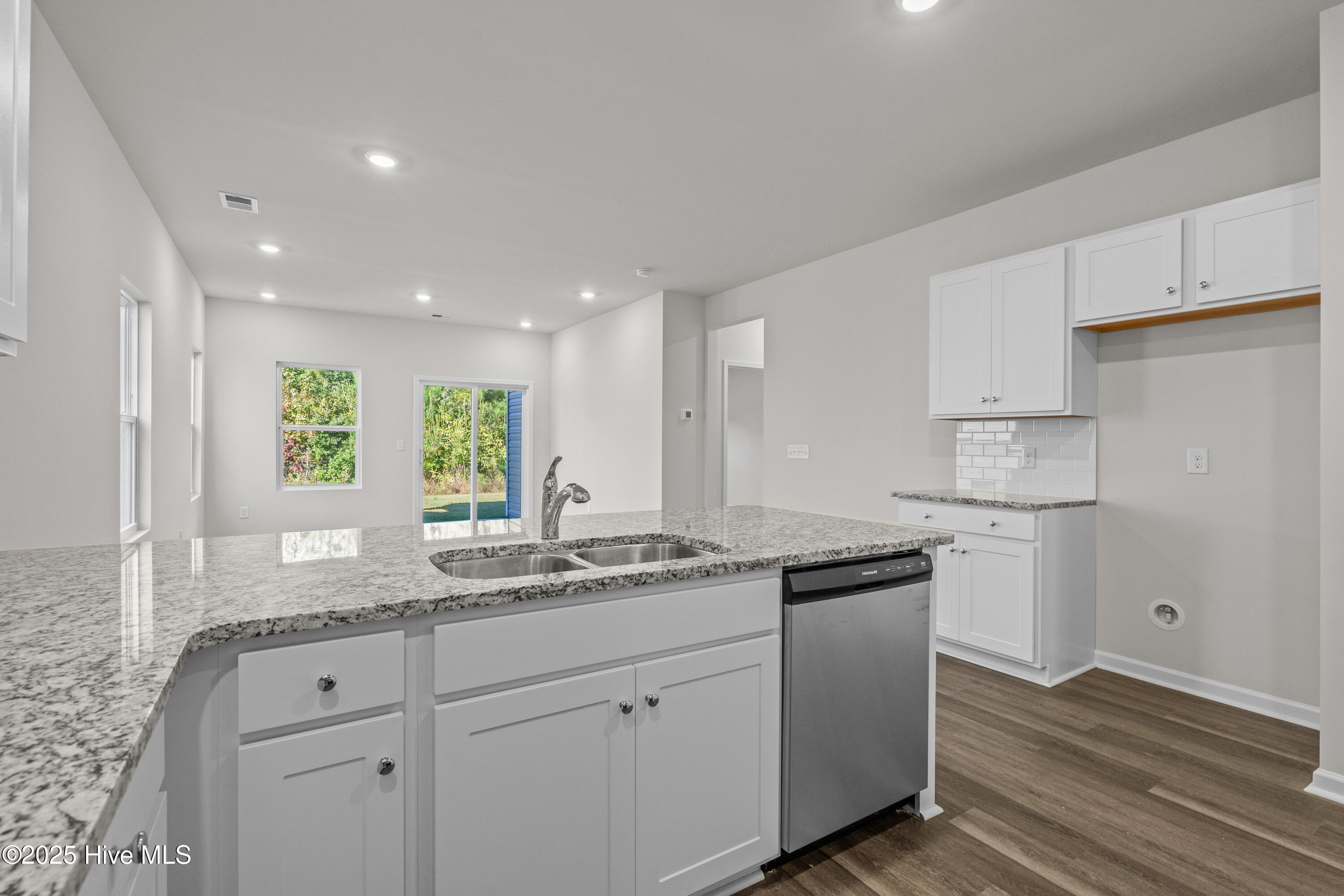 100536973 | Photo 16