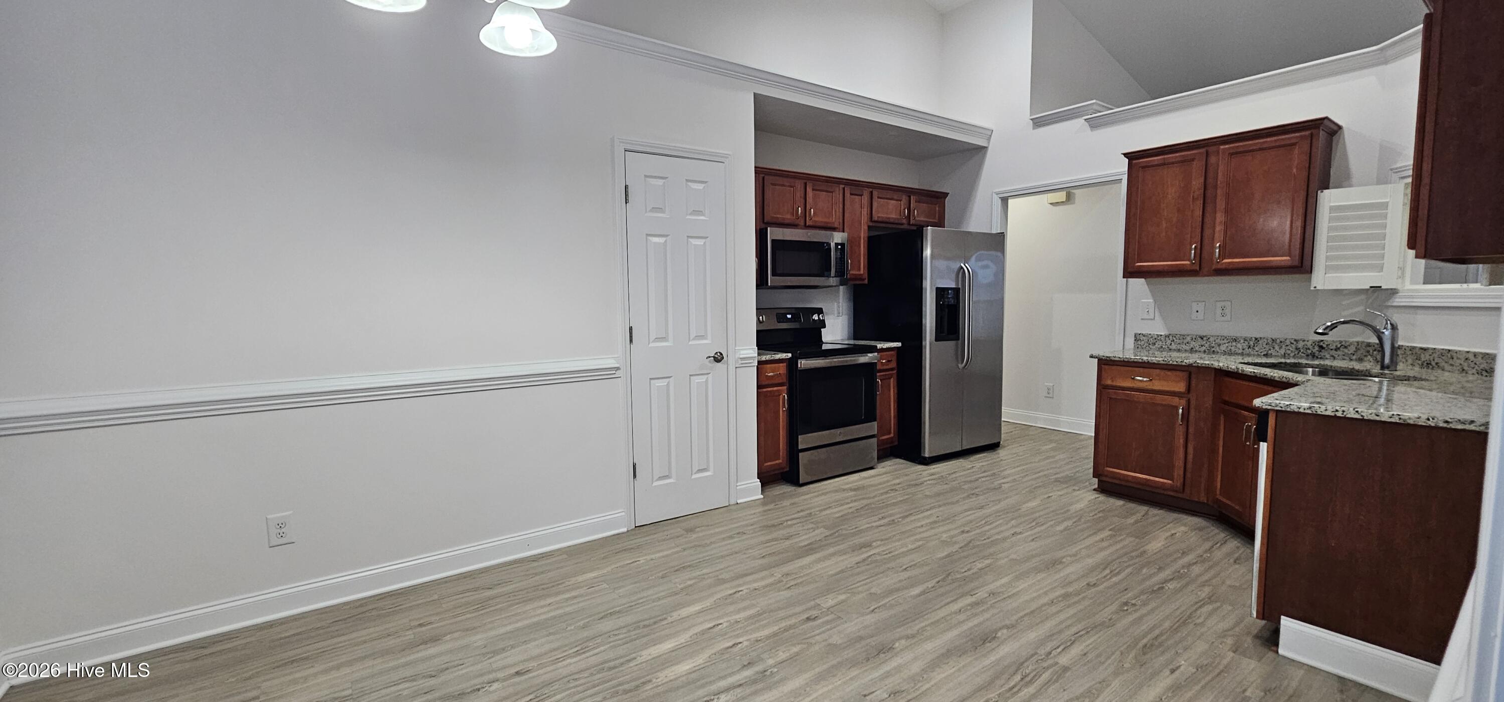 100548448 | Photo 22