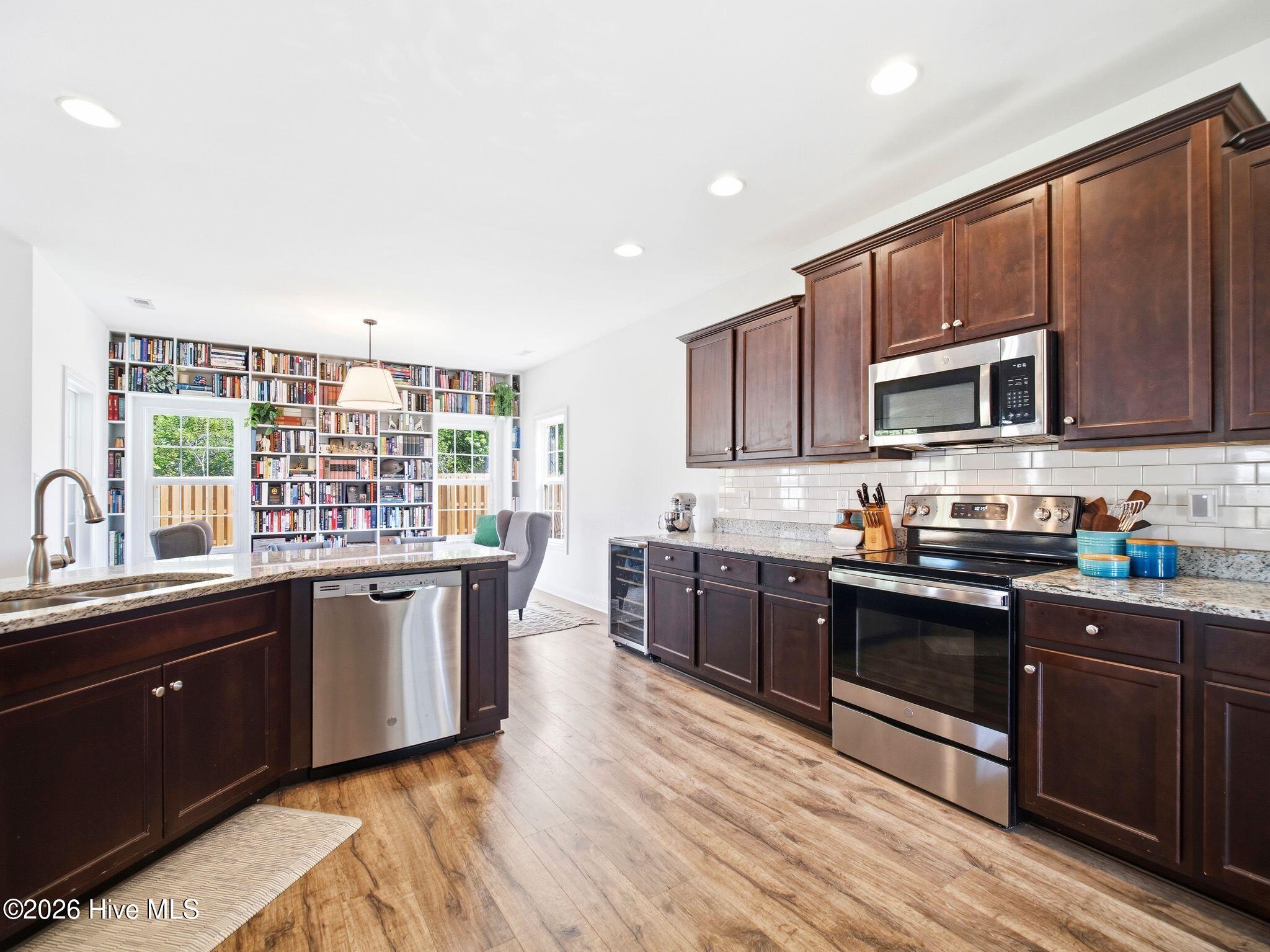 100569153 | Photo 25