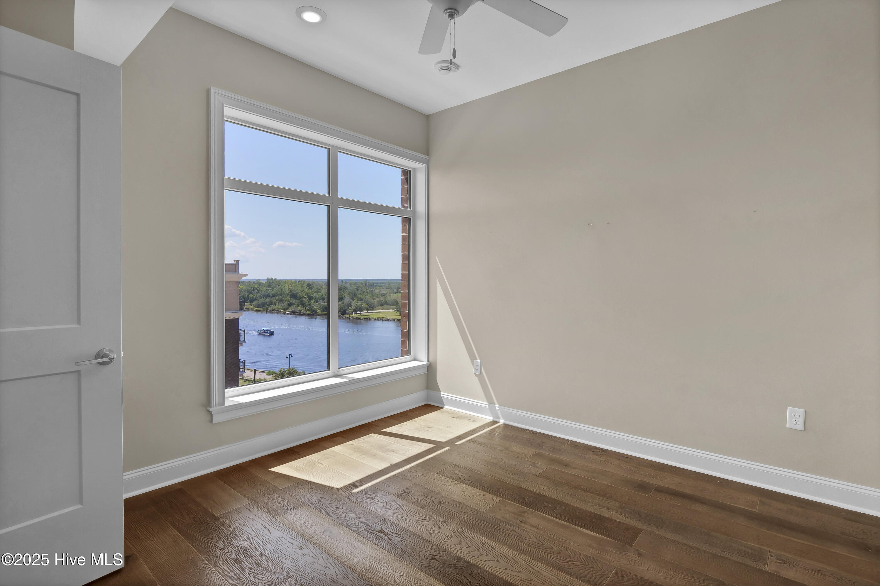 100526322 | Photo 65