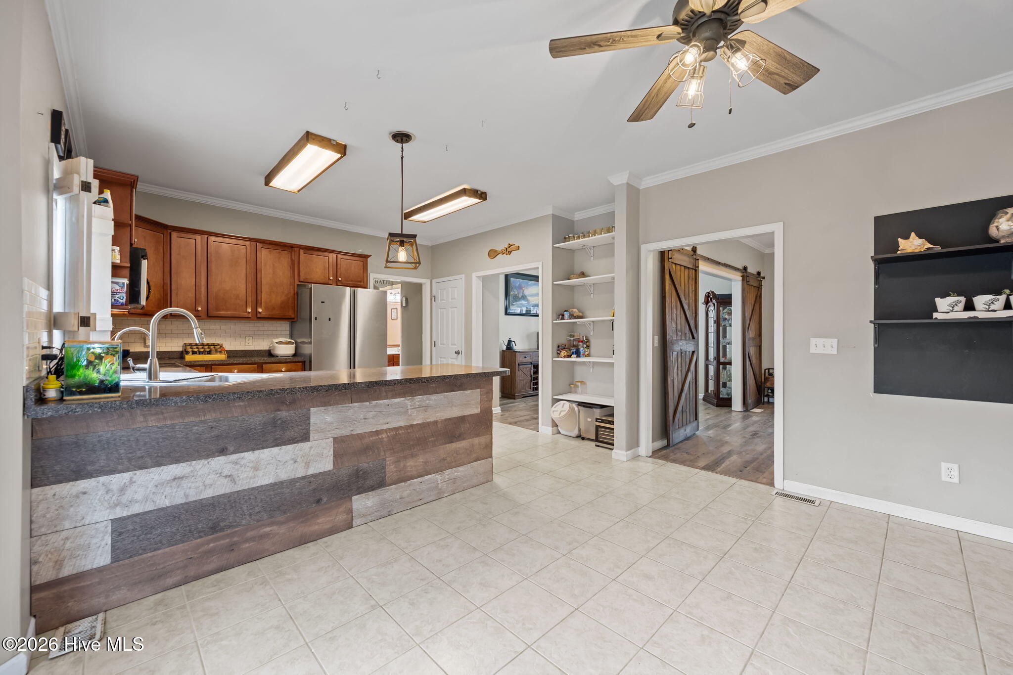 100557668 | Photo 19