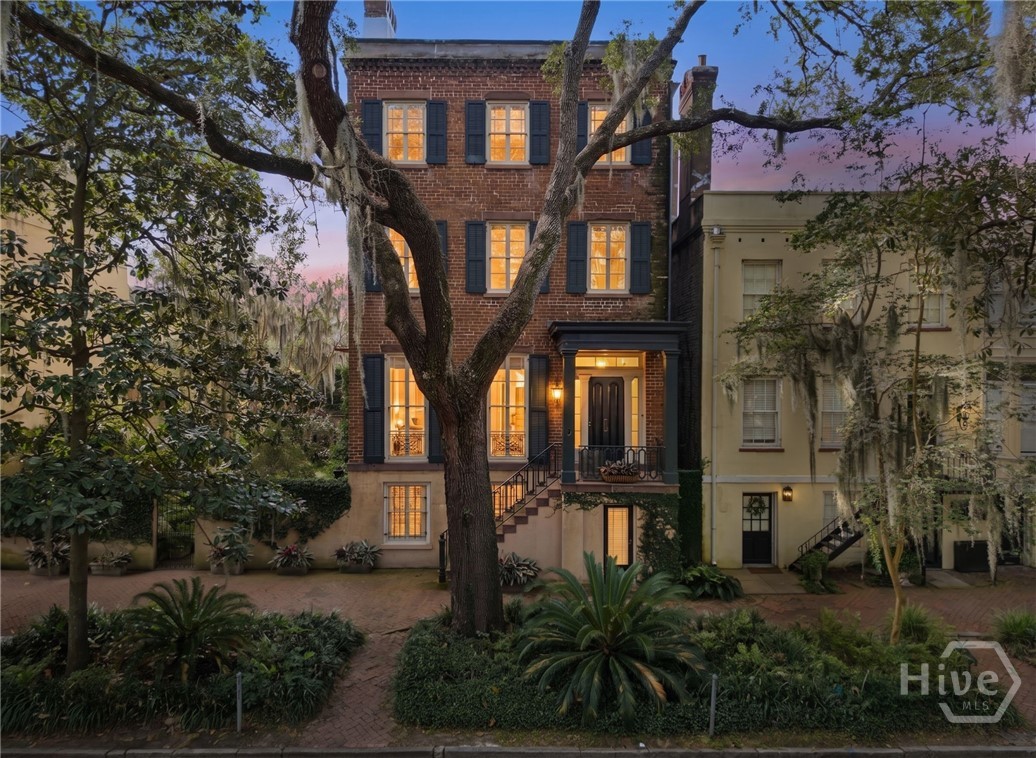 Photo 3 of Single family home for sale at 11 W Jones St, Savannah, GA 31401 | MLS# SA364949 | Listing updated on 2026-09-21