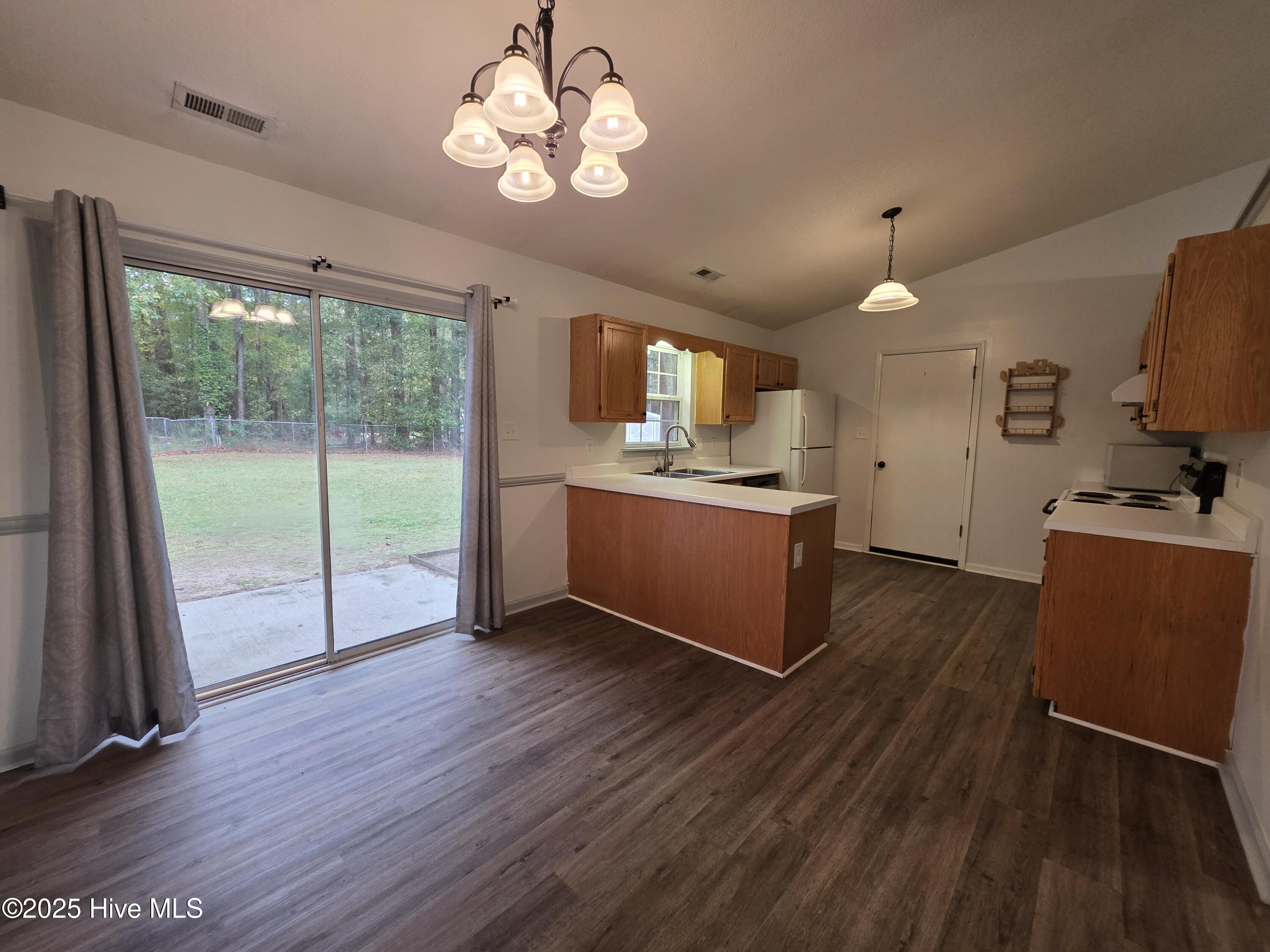 100538348 | Photo 11