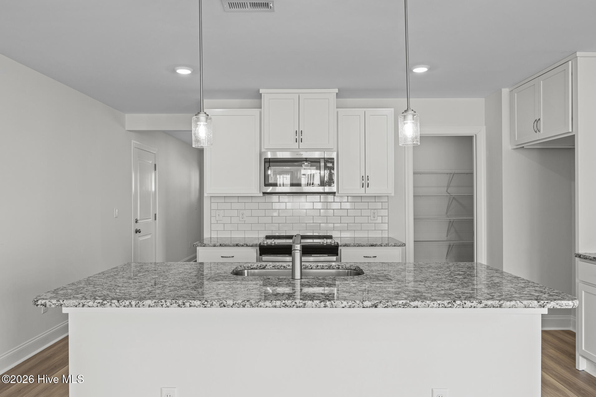 100566347 | Photo 10