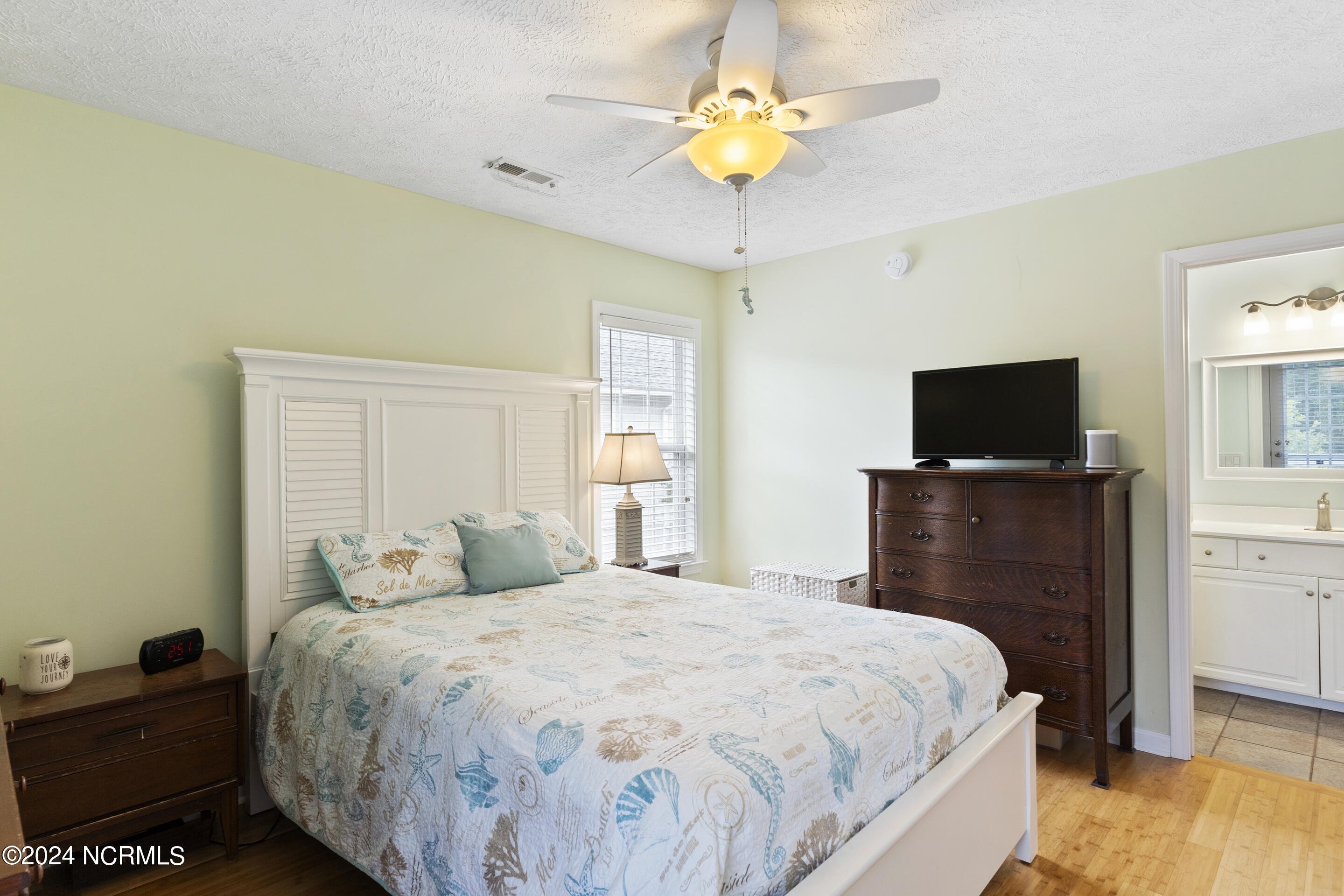 100562930 | Photo 15