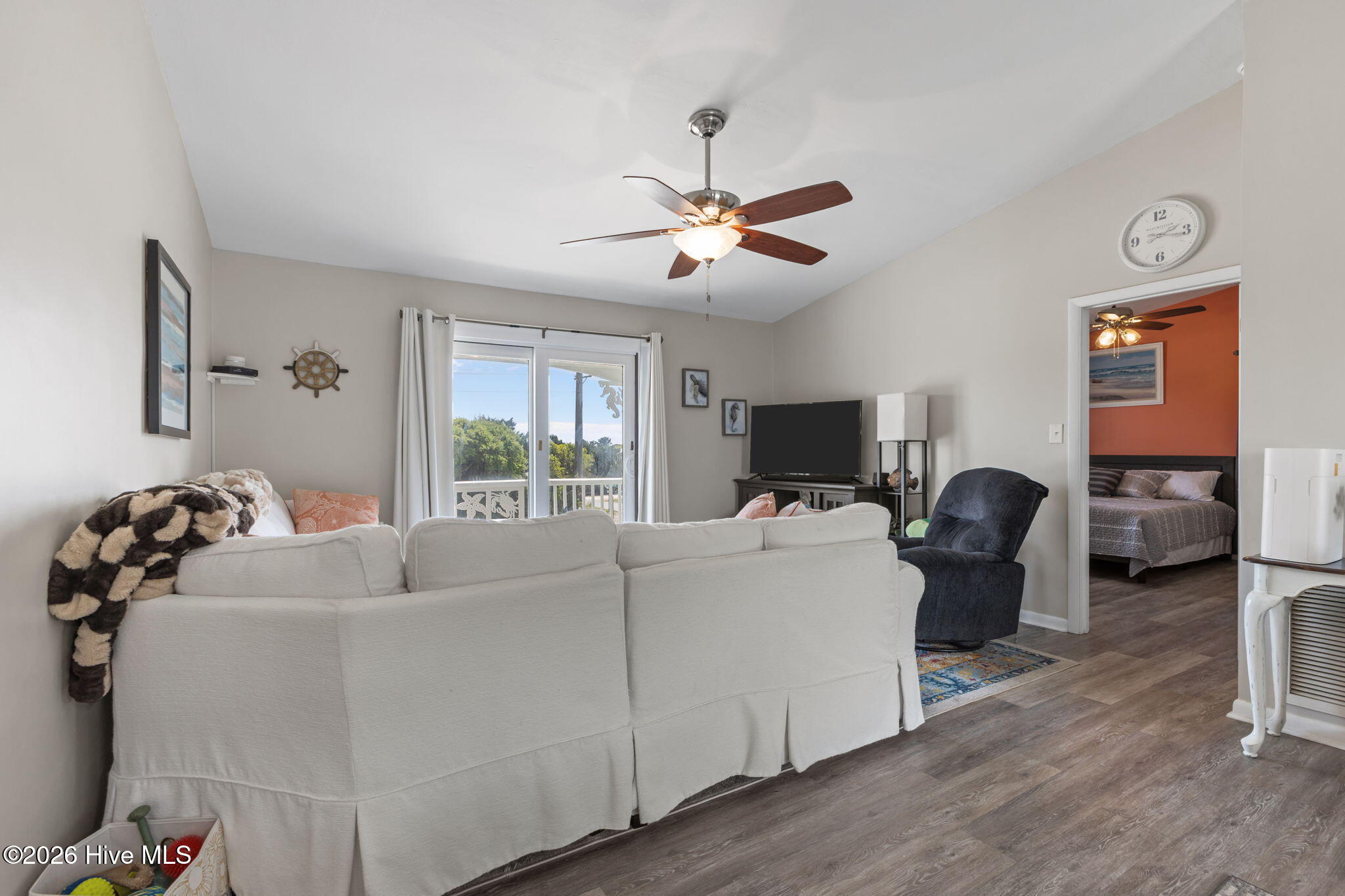 100568142 | Photo 15