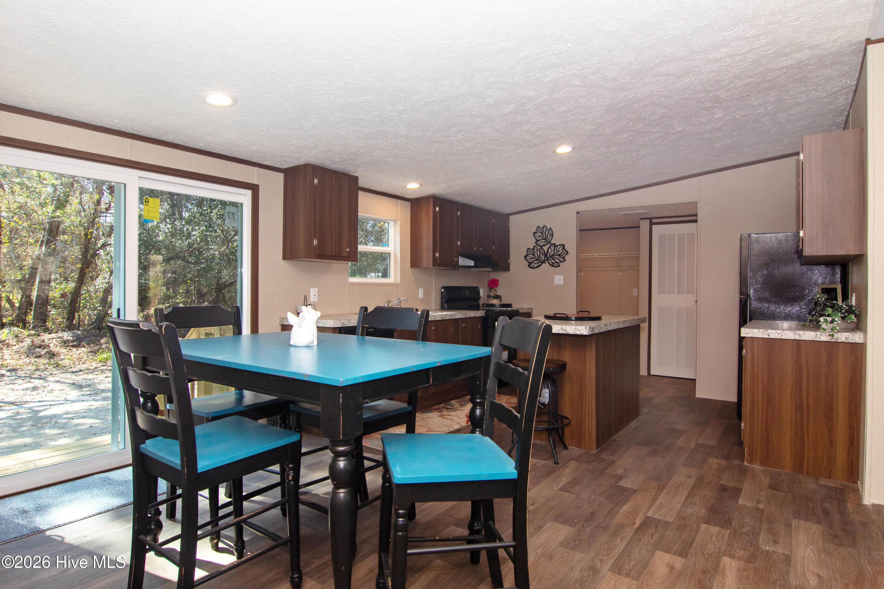 100563210 | Photo 10