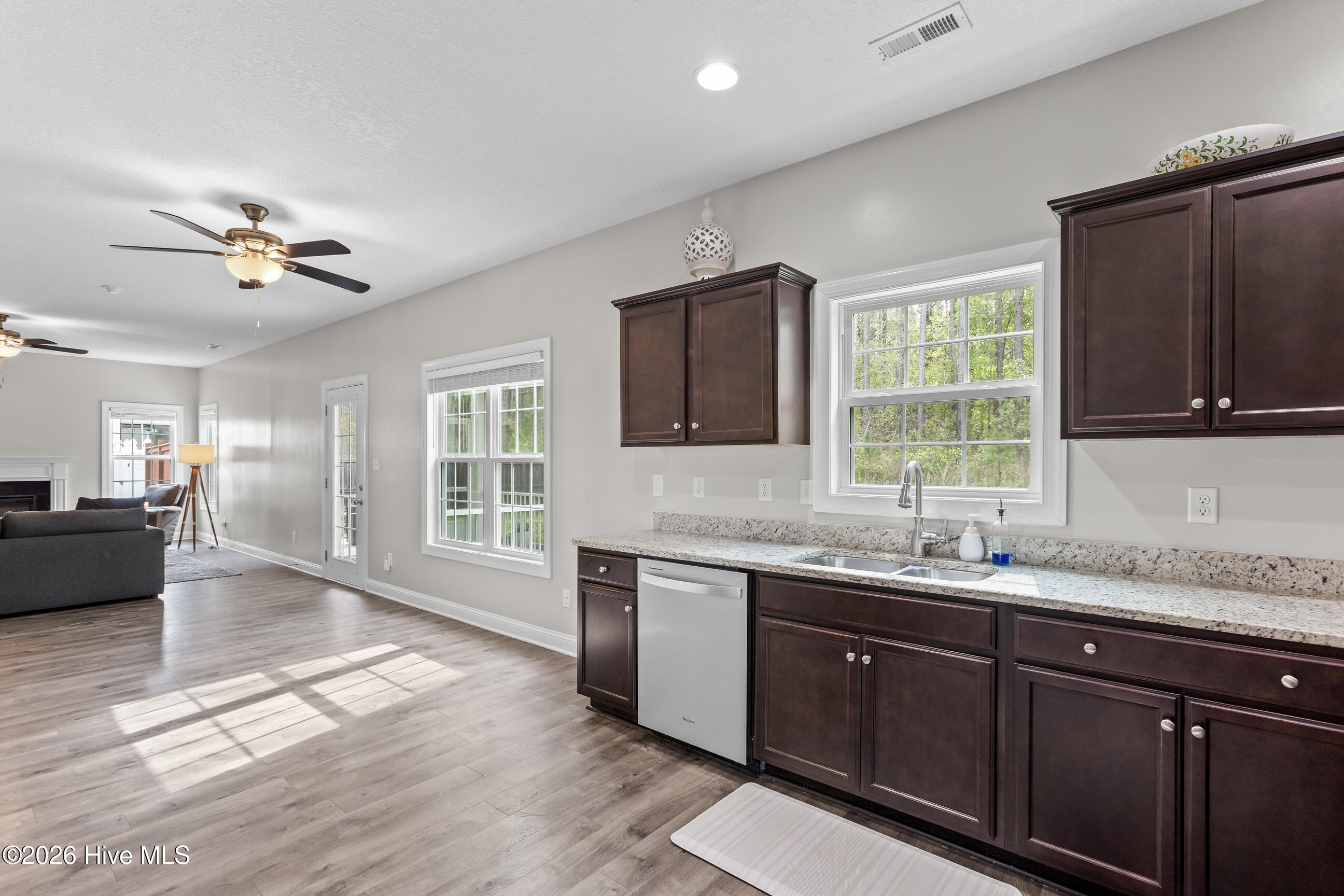 100564730 | Photo 11