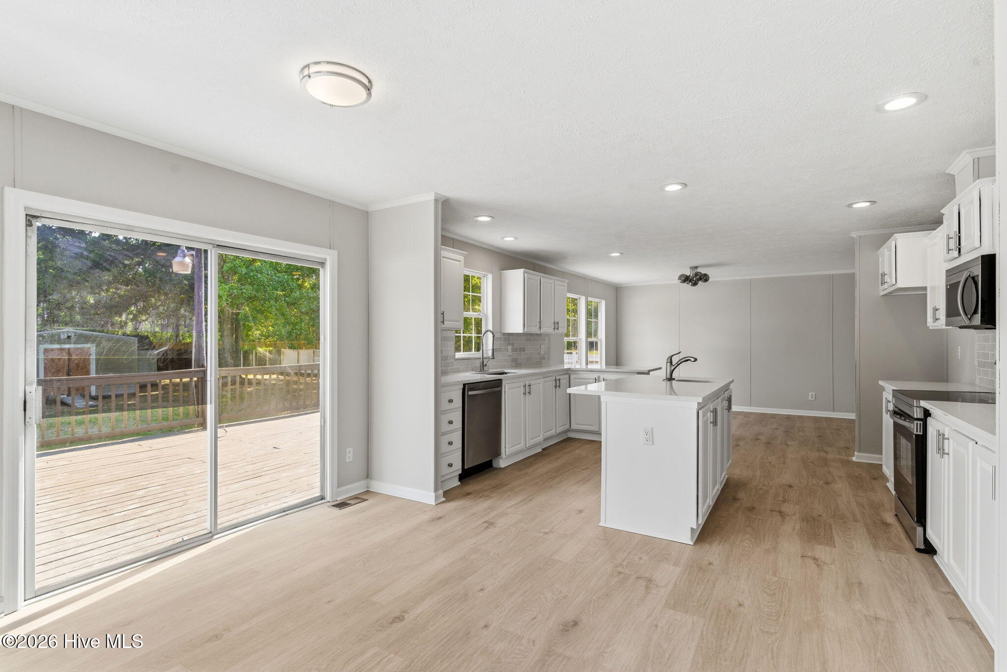 100569540 | Photo 14