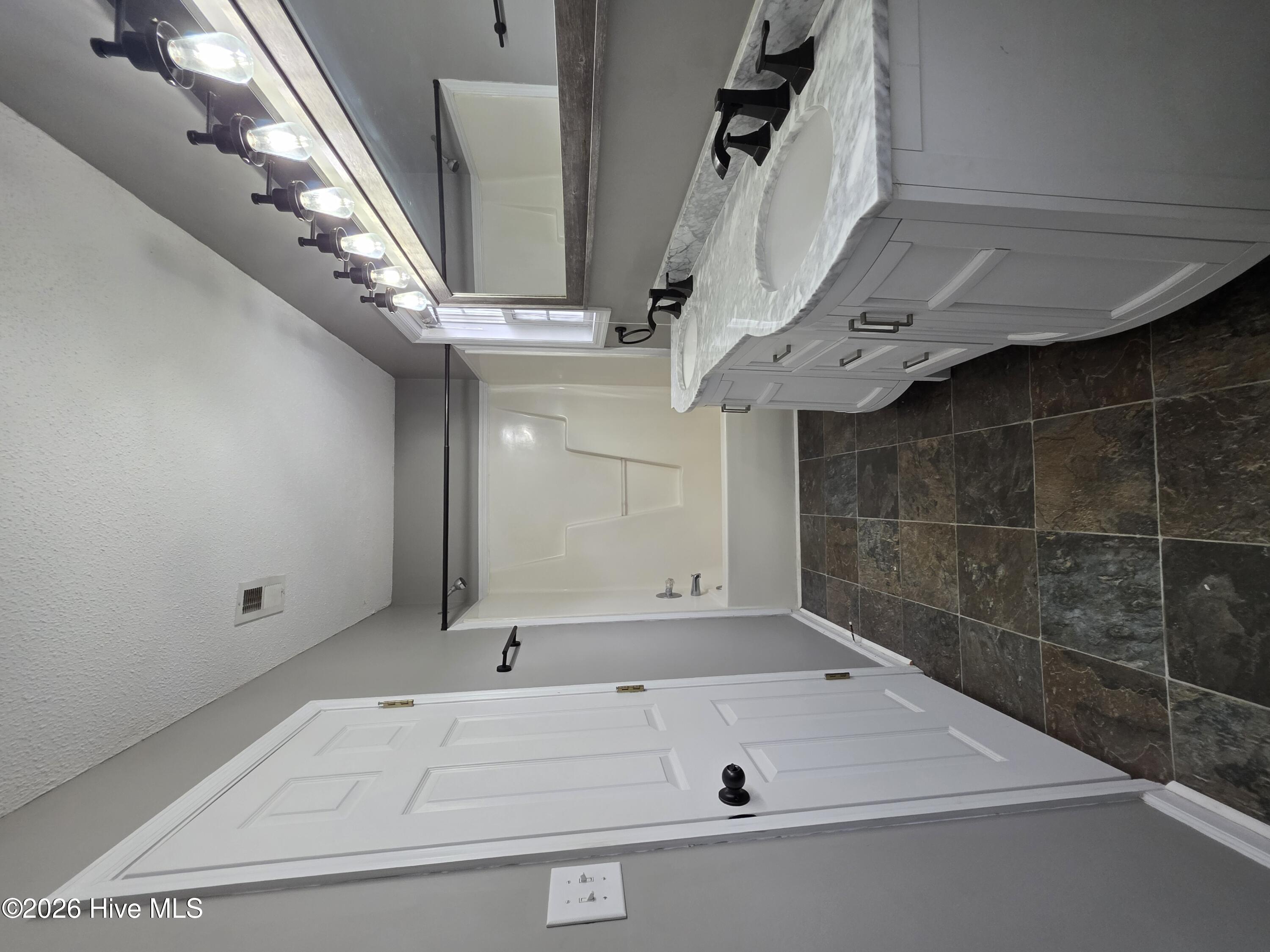 100555811 | Photo 16