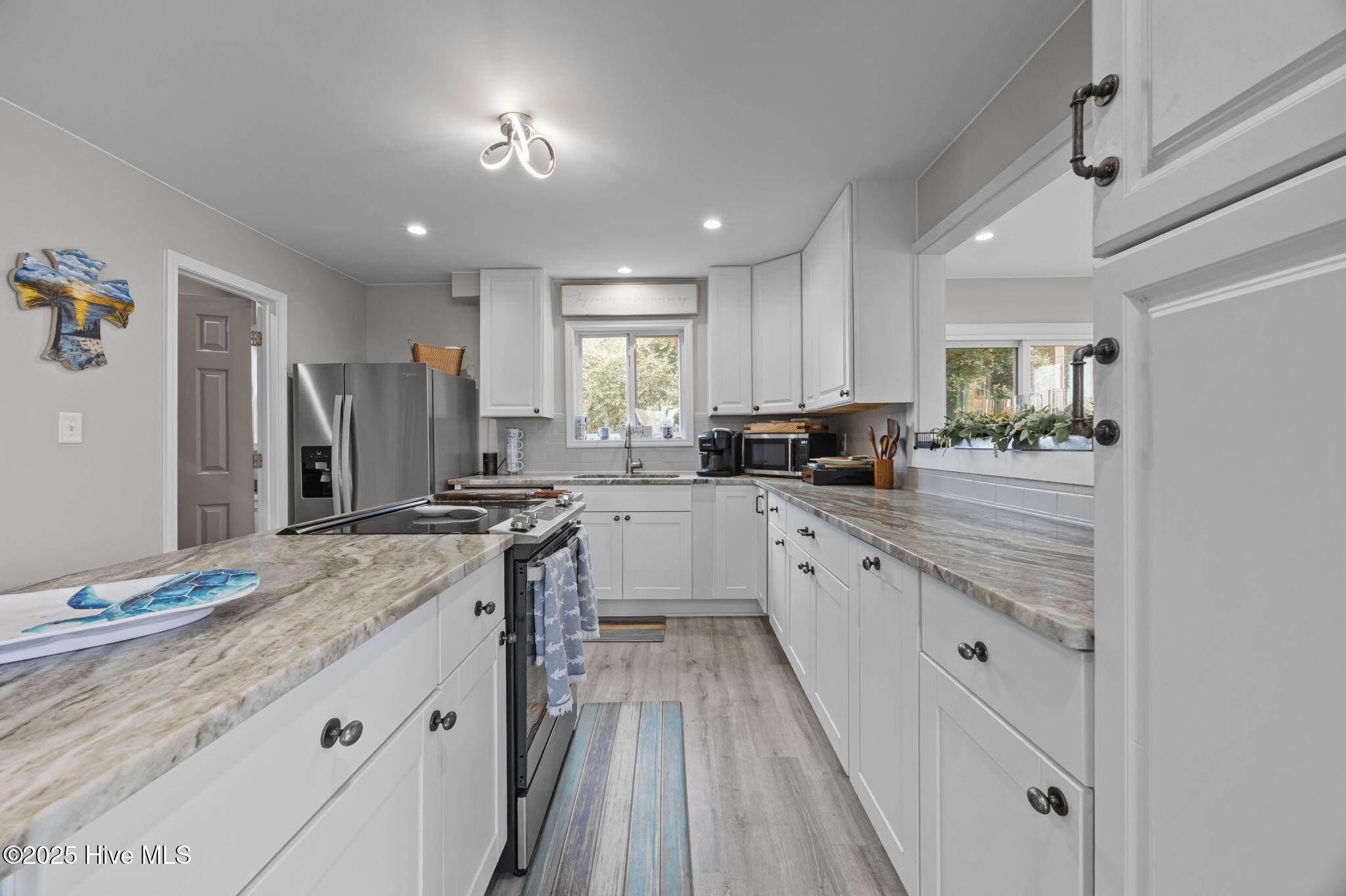 100530225 | Photo 12