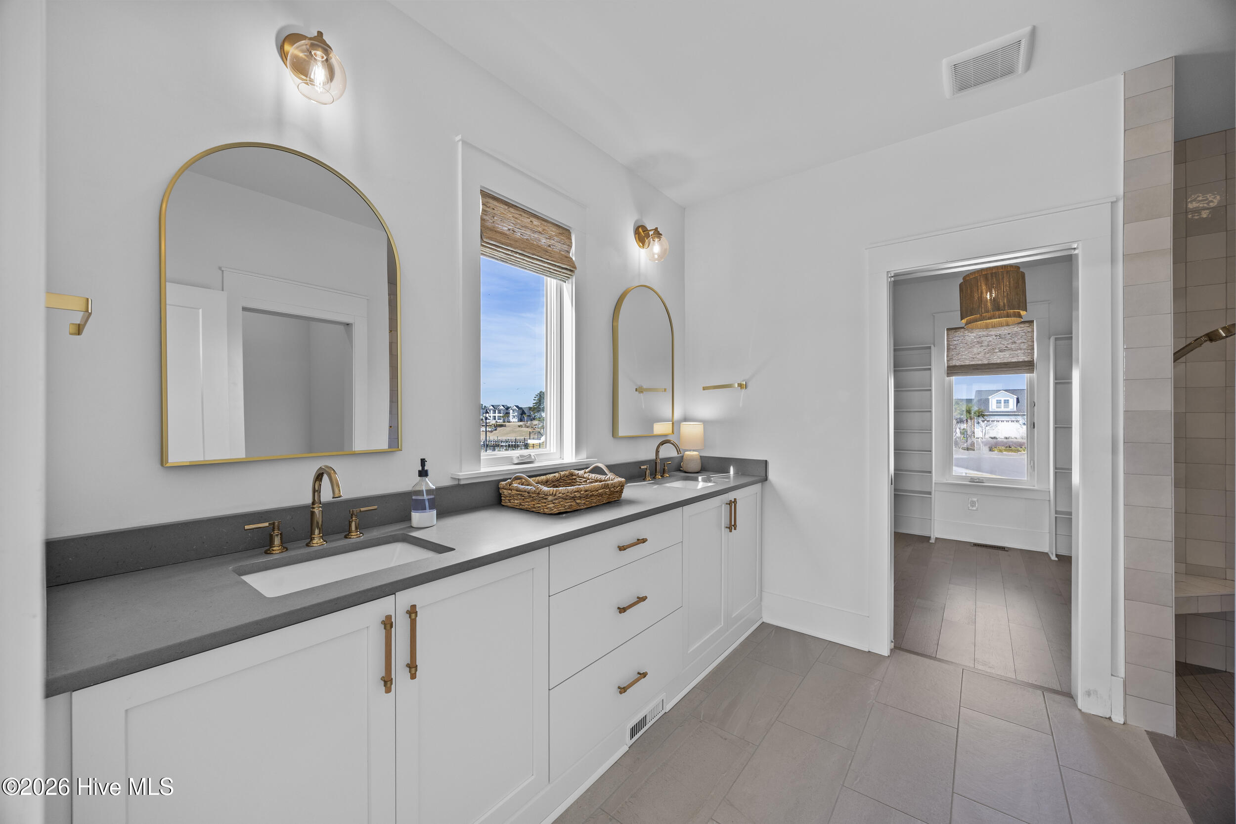 100551268 | Photo 49