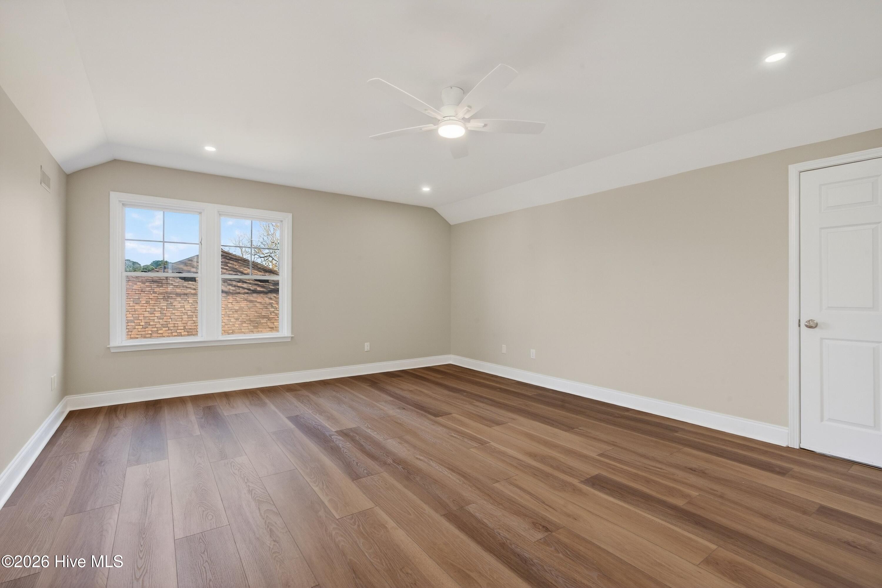 100553839 | Photo 33