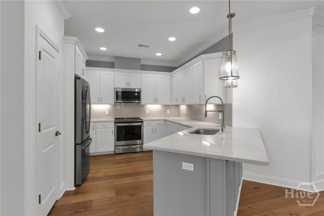 Kitchen features - soft close cabinets and under cabinet lighting