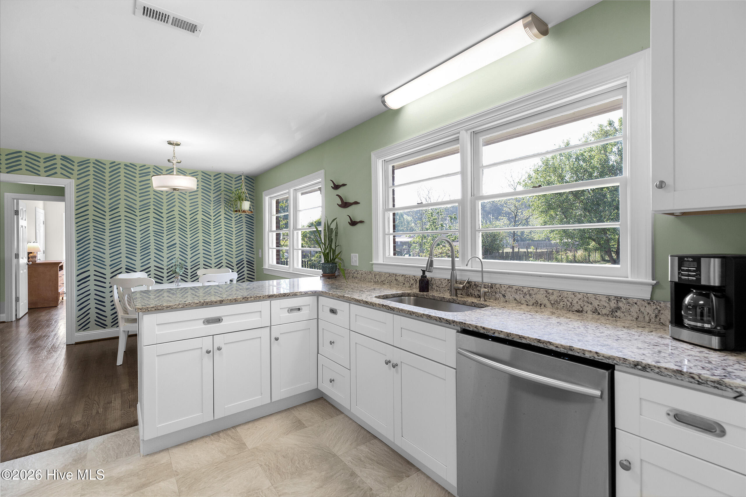 100567533 | Photo 13