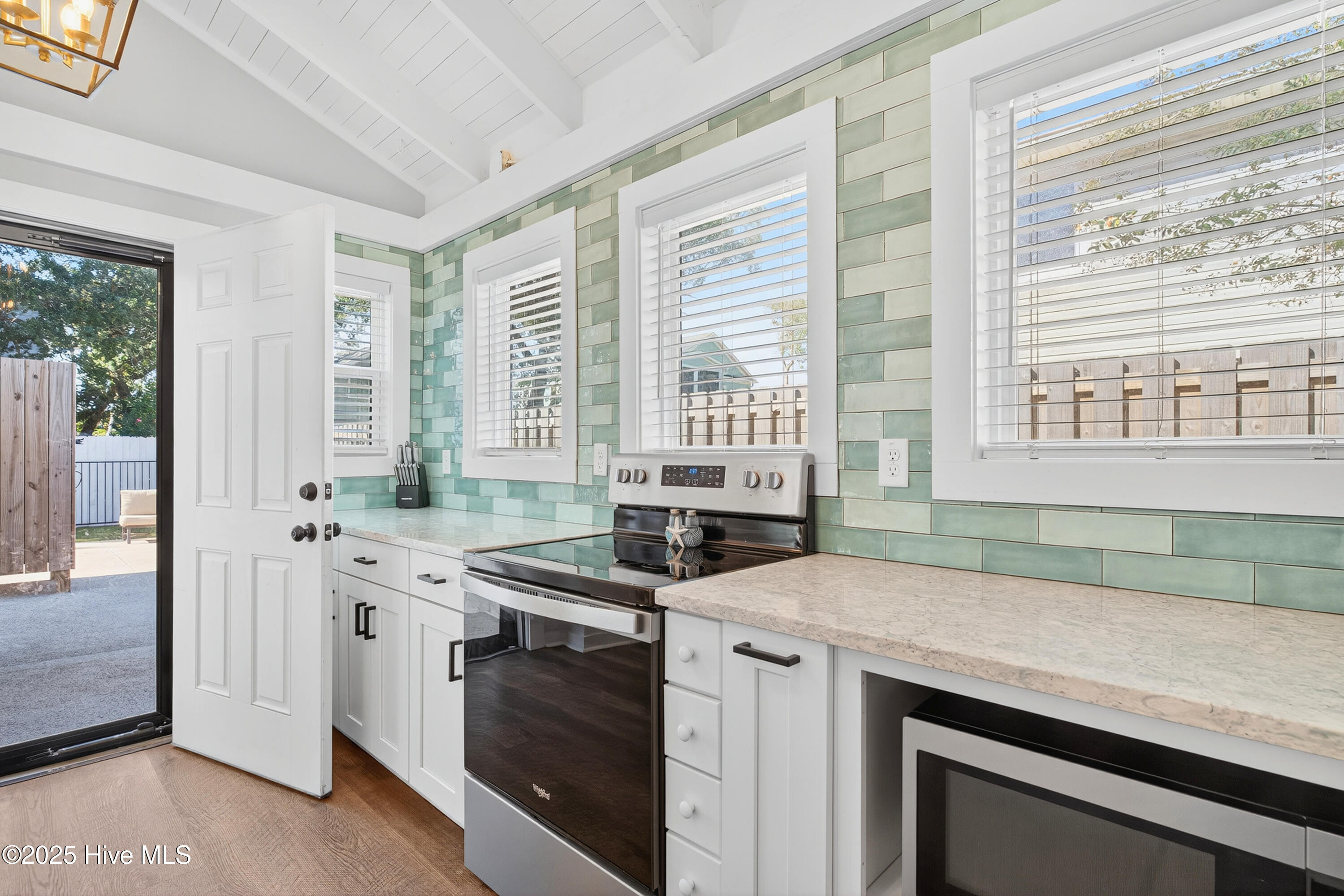 100537887 | Photo 19