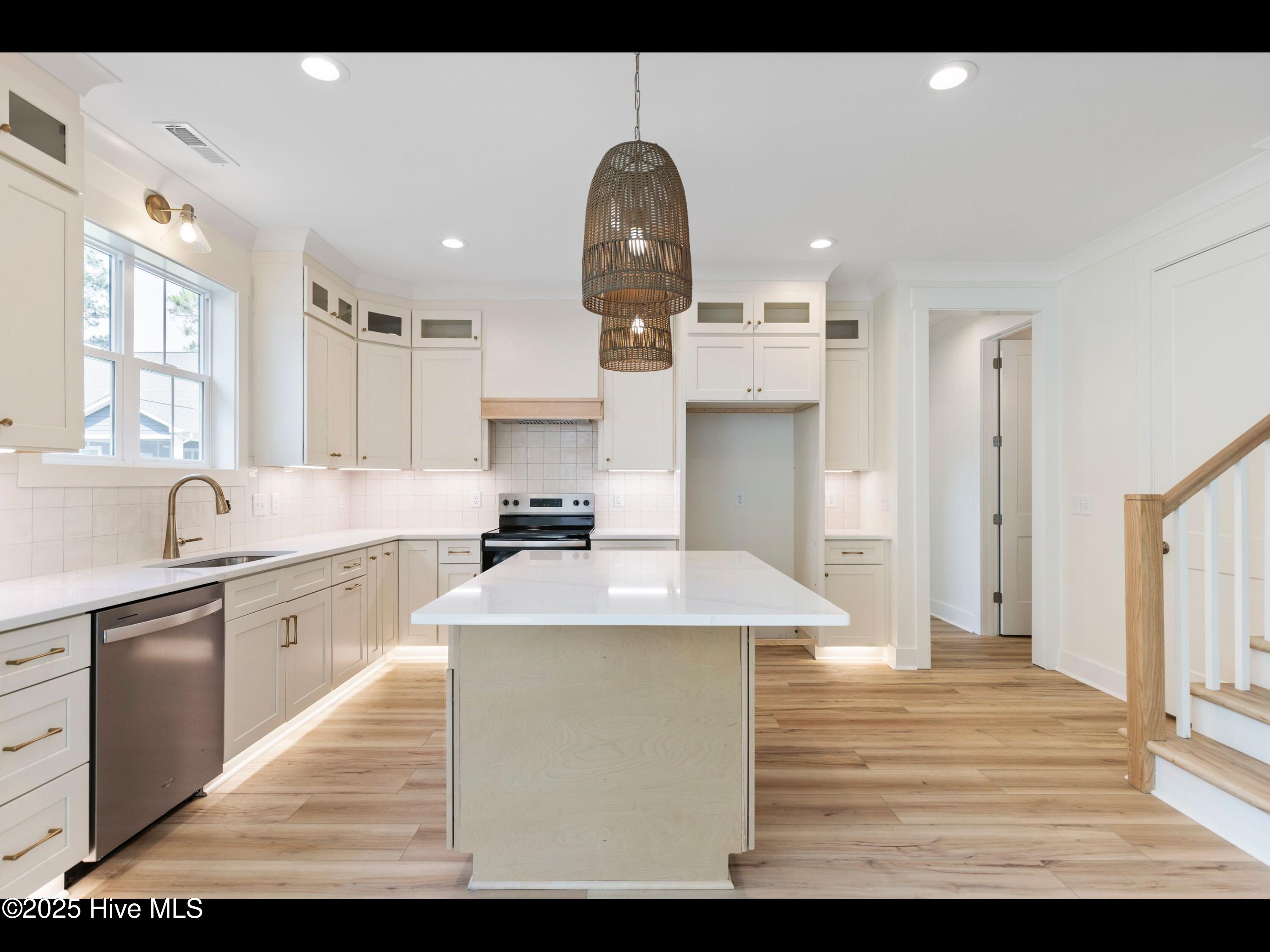 100490321 | Photo 16