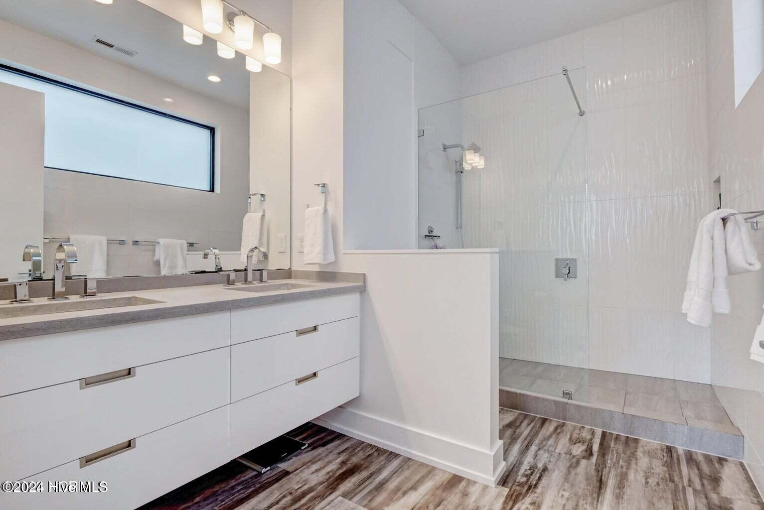 100548668 | Photo 16