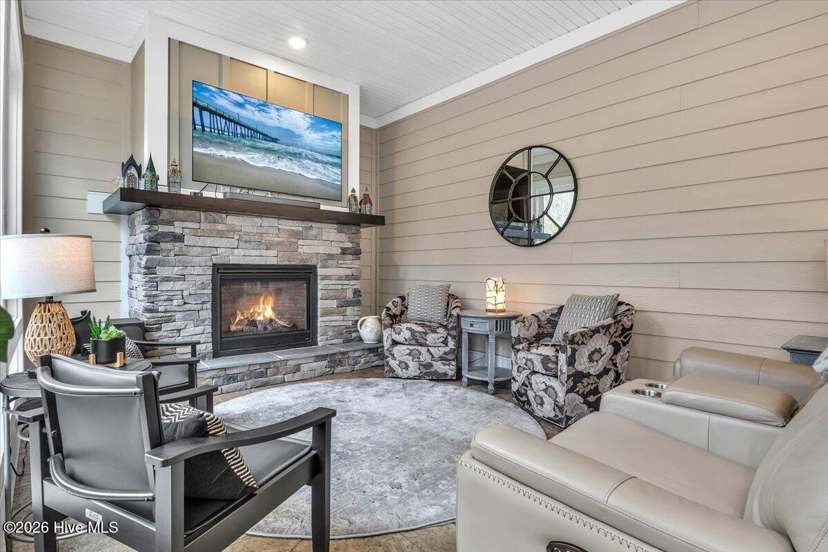 100558709 | Photo 36