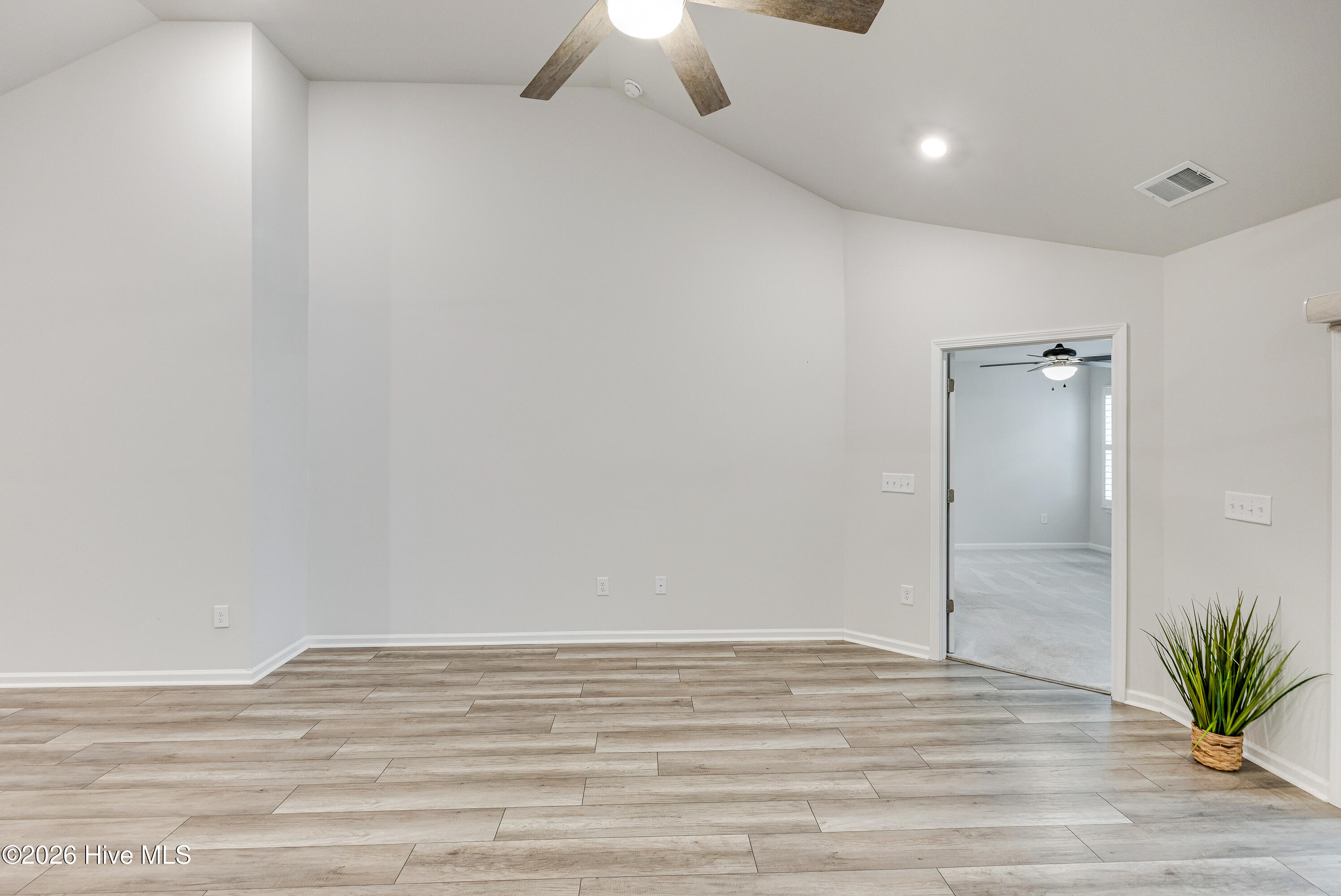 100561168 | Photo 14