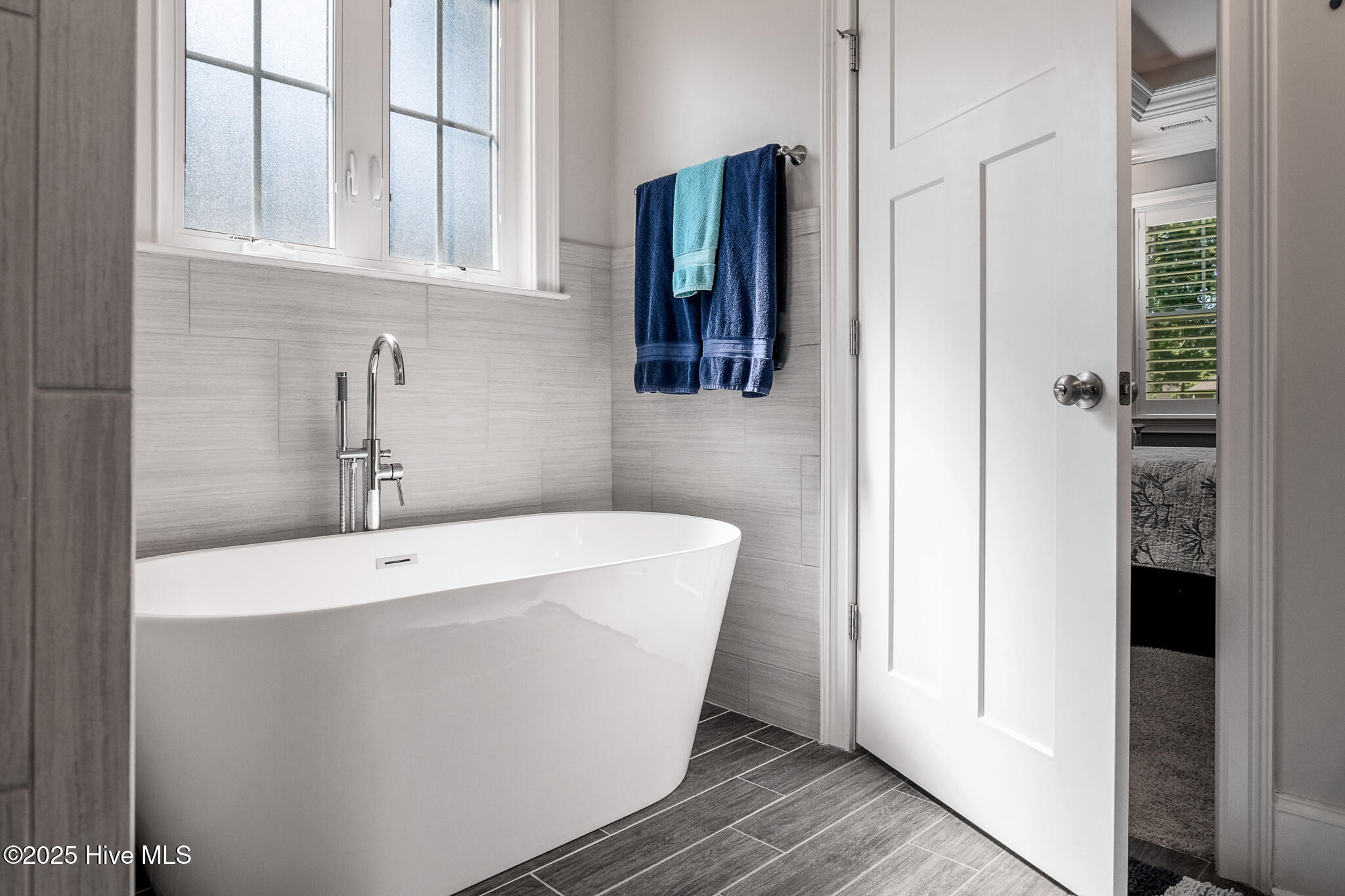 100526725 | Photo 26