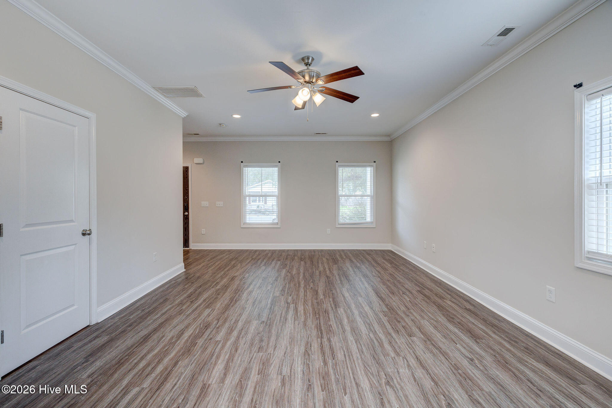 100562693 | Photo 15