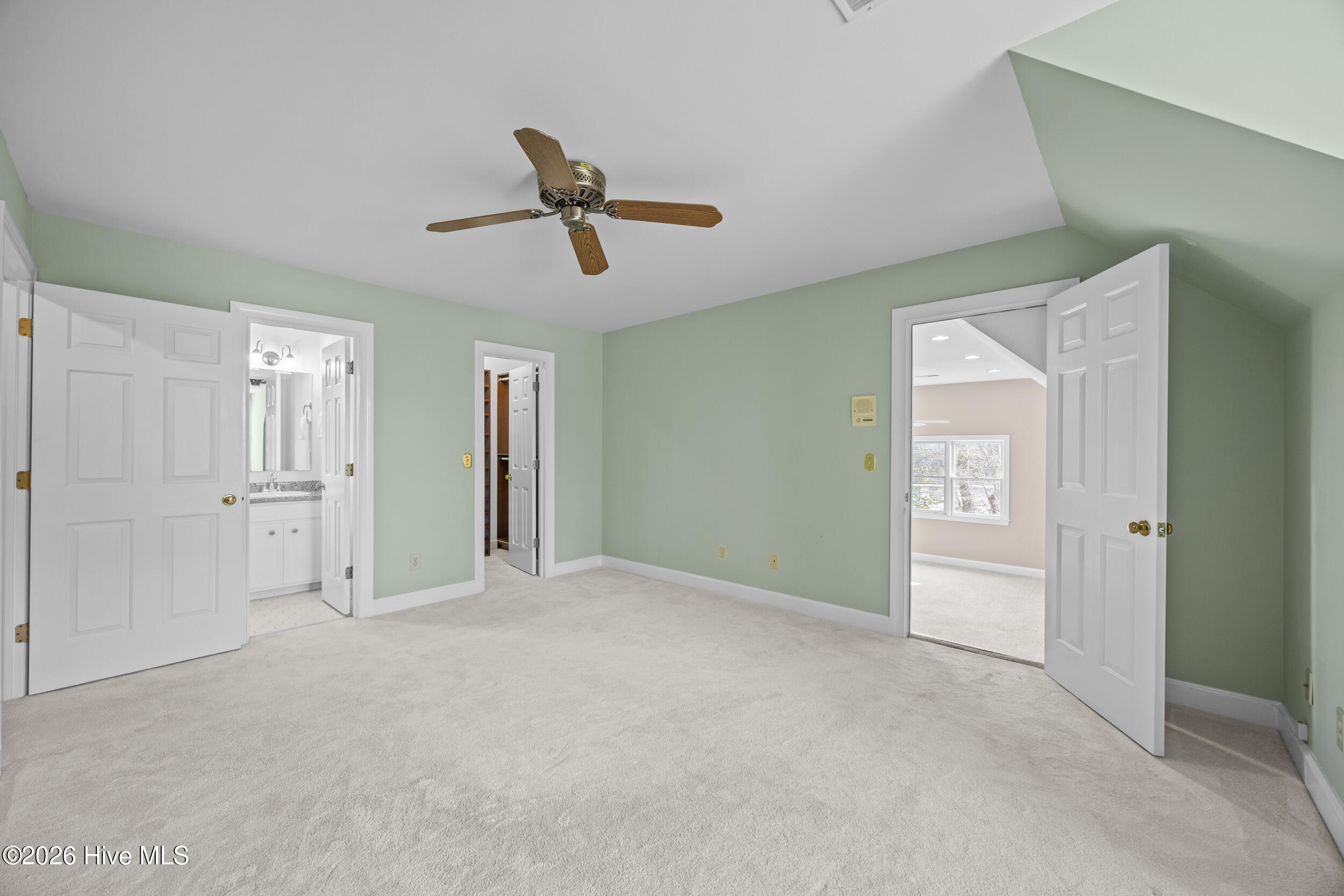 100560704 | Photo 42