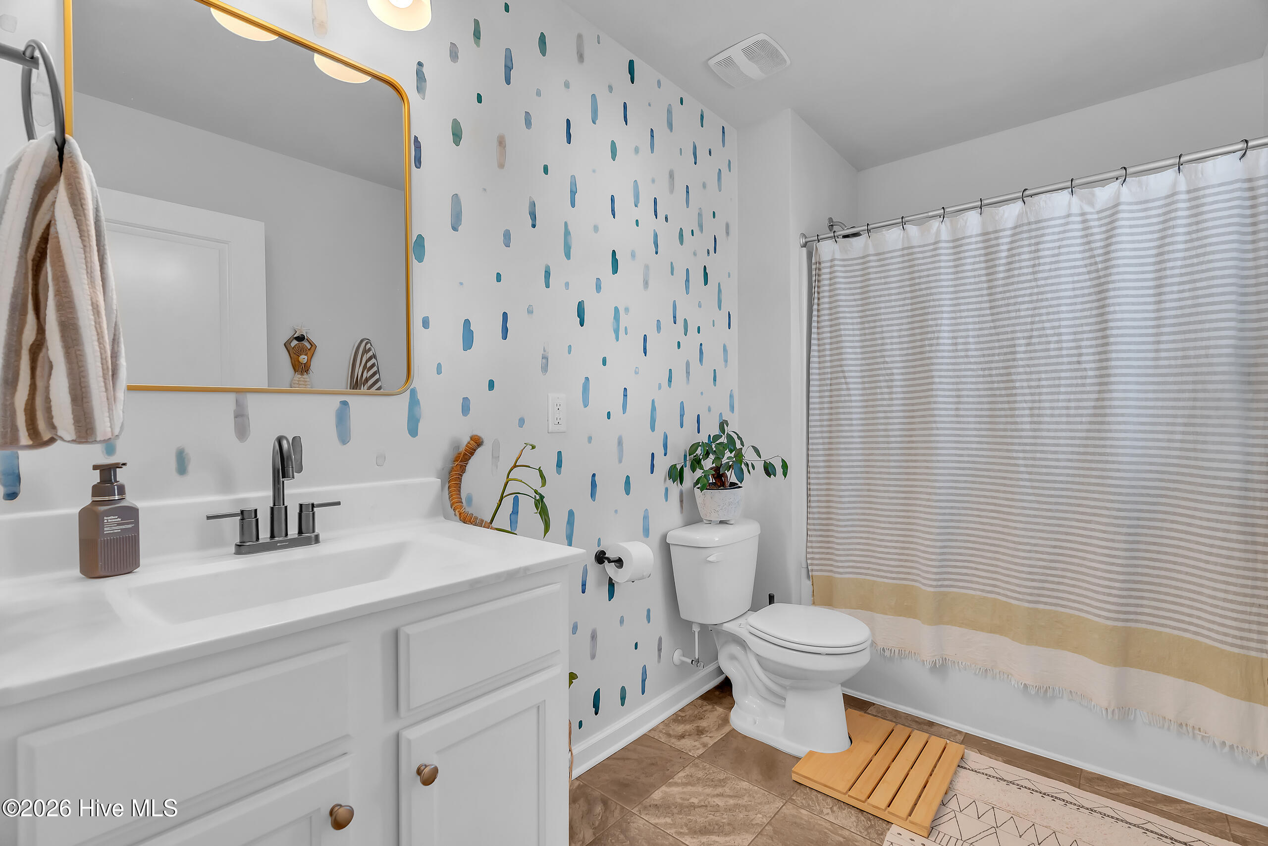 100566943 | Photo 37