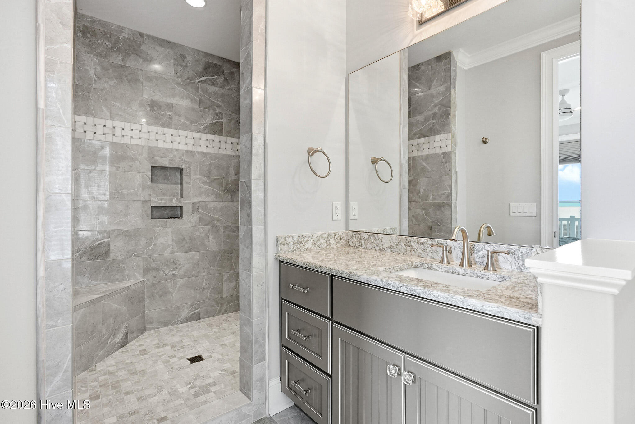 100558393 | Photo 24