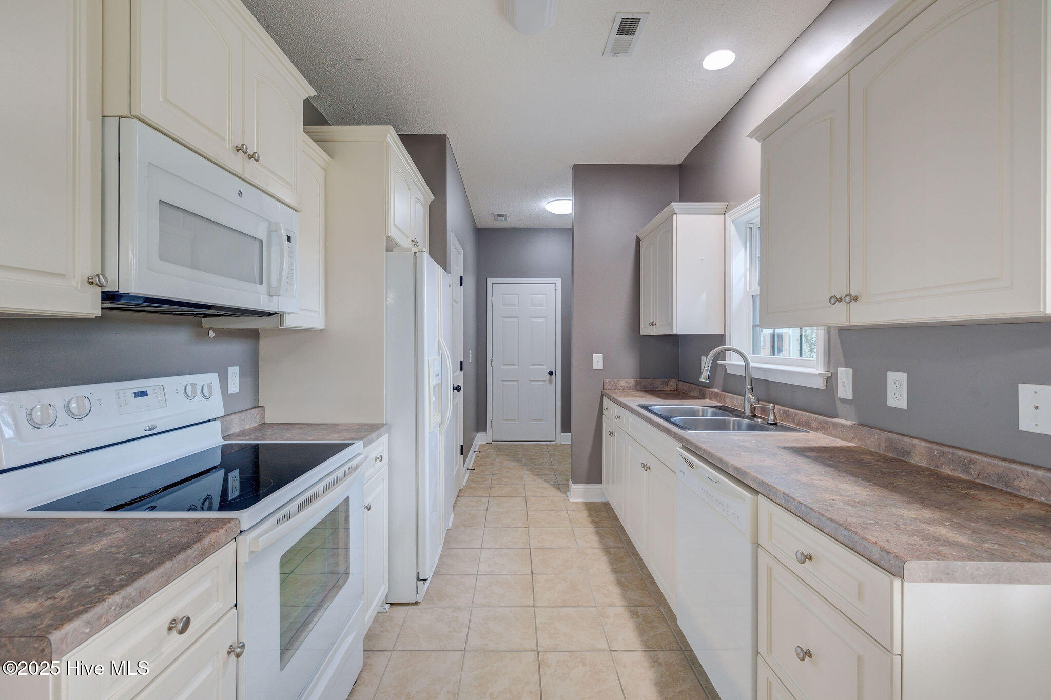 100530033 | Photo 12